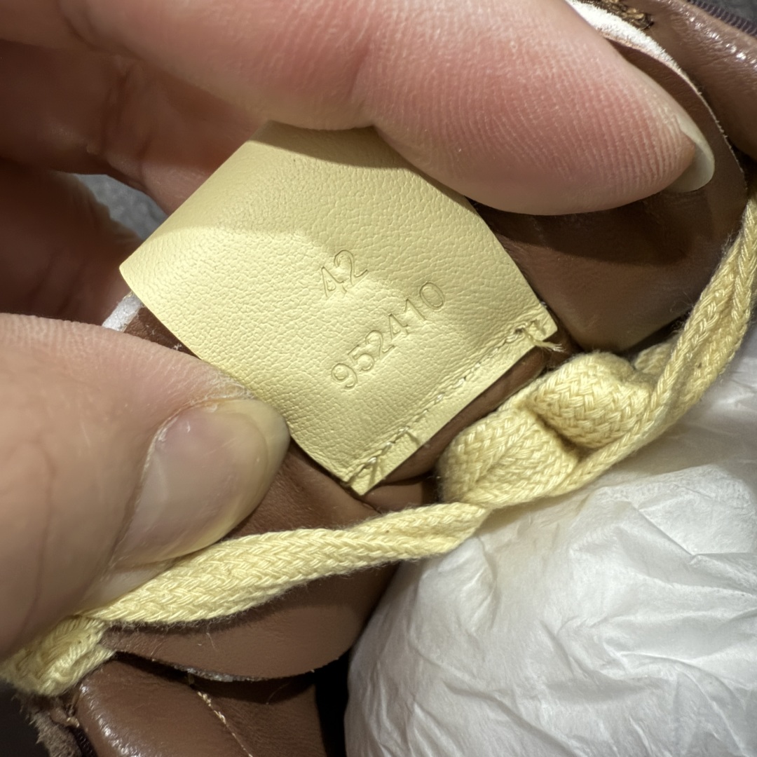 图片[6]-【M纯原】LOEWE 2025 | Ballet Runner 2.0 罗意威新款芭蕾舞鞋拼色德训鞋阿甘鞋 全套原纸板楦头开发 后跟3D注塑橡胶LOEWE徽标 原厂数据大底磨具 进口羊皮内里加鞋垫 磁吸翻盖盒 内配帆布防尘袋 配件齐全 官方一致 原装纸板中底 带采用反绒牛皮革拼接头层皮饰片鞋面材质 鞋身原装高密度防刮防水尼龙面料 不对称鞋头造型 作为LOEWE的标志性设计 超柔软轻便且灵活的鞋底 新的波浪纹理橡胶外底 延伸至鞋头 升级的柔软皮革内衬和鞋床 提供最大舒适感 后跟有3D注塑橡胶徽标 真皮和皮料混搭彰显复古风格 拼色拼接鞋面 非常高级隐藏式小内增高 脚后跟设计新颖 柔软舒适 会被评为年度最舒适的暴走鞋 如履平地 内娱明星杨幂等众多同款上脚 小红书 一系列素材图 极具爆款 尺码：35 36 37 38 39 40 41 42 43 44 45-选品中心