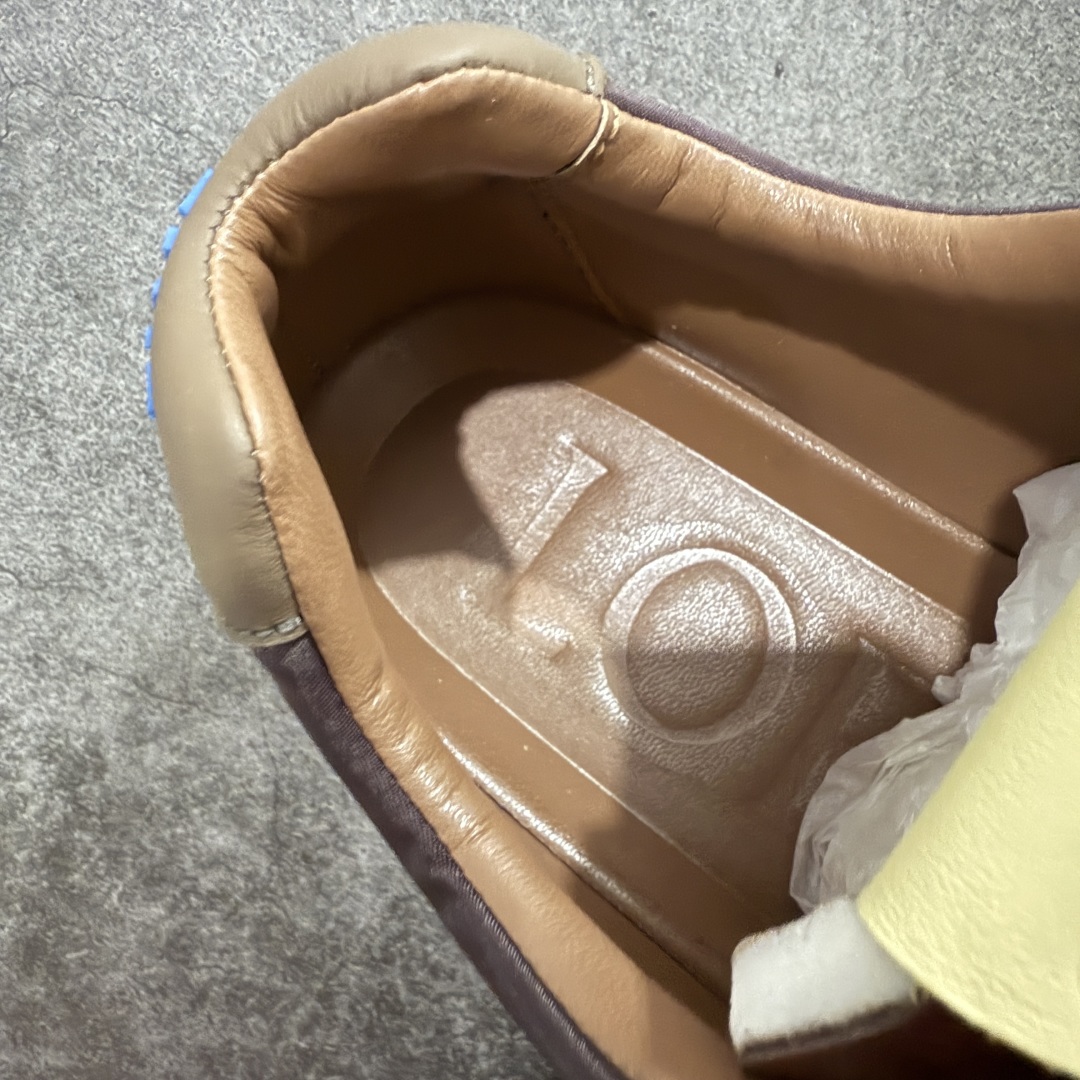 图片[7]-【M纯原】LOEWE 2025 | Ballet Runner 2.0 罗意威新款芭蕾舞鞋拼色德训鞋阿甘鞋 全套原纸板楦头开发 后跟3D注塑橡胶LOEWE徽标 原厂数据大底磨具 进口羊皮内里加鞋垫 磁吸翻盖盒 内配帆布防尘袋 配件齐全 官方一致 原装纸板中底 带采用反绒牛皮革拼接头层皮饰片鞋面材质 鞋身原装高密度防刮防水尼龙面料 不对称鞋头造型 作为LOEWE的标志性设计 超柔软轻便且灵活的鞋底 新的波浪纹理橡胶外底 延伸至鞋头 升级的柔软皮革内衬和鞋床 提供最大舒适感 后跟有3D注塑橡胶徽标 真皮和皮料混搭彰显复古风格 拼色拼接鞋面 非常高级隐藏式小内增高 脚后跟设计新颖 柔软舒适 会被评为年度最舒适的暴走鞋 如履平地 内娱明星杨幂等众多同款上脚 小红书 一系列素材图 极具爆款 尺码：35 36 37 38 39 40 41 42 43 44 45-选品中心