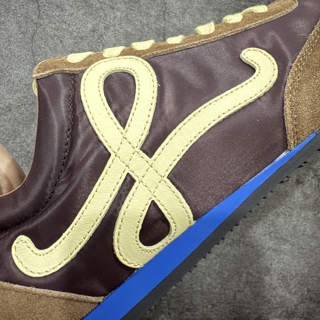 图片[3]-【M纯原】LOEWE 2025 | Ballet Runner 2.0 罗意威新款芭蕾舞鞋拼色德训鞋阿甘鞋 全套原纸板楦头开发 后跟3D注塑橡胶LOEWE徽标 原厂数据大底磨具 进口羊皮内里加鞋垫 磁吸翻盖盒 内配帆布防尘袋 配件齐全 官方一致 原装纸板中底 带采用反绒牛皮革拼接头层皮饰片鞋面材质 鞋身原装高密度防刮防水尼龙面料 不对称鞋头造型 作为LOEWE的标志性设计 超柔软轻便且灵活的鞋底 新的波浪纹理橡胶外底 延伸至鞋头 升级的柔软皮革内衬和鞋床 提供最大舒适感 后跟有3D注塑橡胶徽标 真皮和皮料混搭彰显复古风格 拼色拼接鞋面 非常高级隐藏式小内增高 脚后跟设计新颖 柔软舒适 会被评为年度最舒适的暴走鞋 如履平地 内娱明星杨幂等众多同款上脚 小红书 一系列素材图 极具爆款 尺码：35 36 37 38 39 40 41 42 43 44 45-选品中心