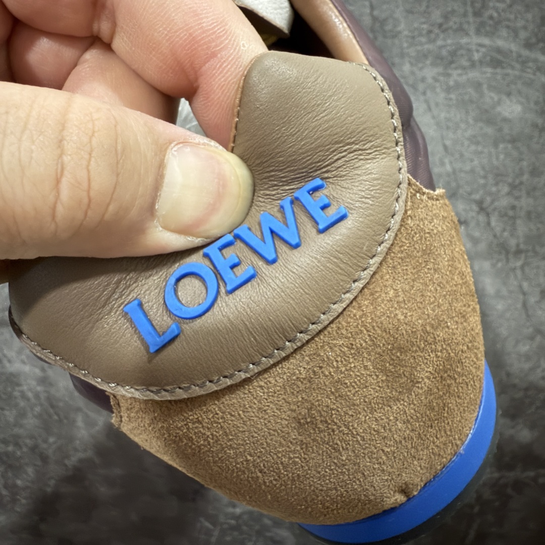 图片[2]-【M纯原】LOEWE 2025 | Ballet Runner 2.0 罗意威新款芭蕾舞鞋拼色德训鞋阿甘鞋 全套原纸板楦头开发 后跟3D注塑橡胶LOEWE徽标 原厂数据大底磨具 进口羊皮内里加鞋垫 磁吸翻盖盒 内配帆布防尘袋 配件齐全 官方一致 原装纸板中底 带采用反绒牛皮革拼接头层皮饰片鞋面材质 鞋身原装高密度防刮防水尼龙面料 不对称鞋头造型 作为LOEWE的标志性设计 超柔软轻便且灵活的鞋底 新的波浪纹理橡胶外底 延伸至鞋头 升级的柔软皮革内衬和鞋床 提供最大舒适感 后跟有3D注塑橡胶徽标 真皮和皮料混搭彰显复古风格 拼色拼接鞋面 非常高级隐藏式小内增高 脚后跟设计新颖 柔软舒适 会被评为年度最舒适的暴走鞋 如履平地 内娱明星杨幂等众多同款上脚 小红书 一系列素材图 极具爆款 尺码：35 36 37 38 39 40 41 42 43 44 45-选品中心