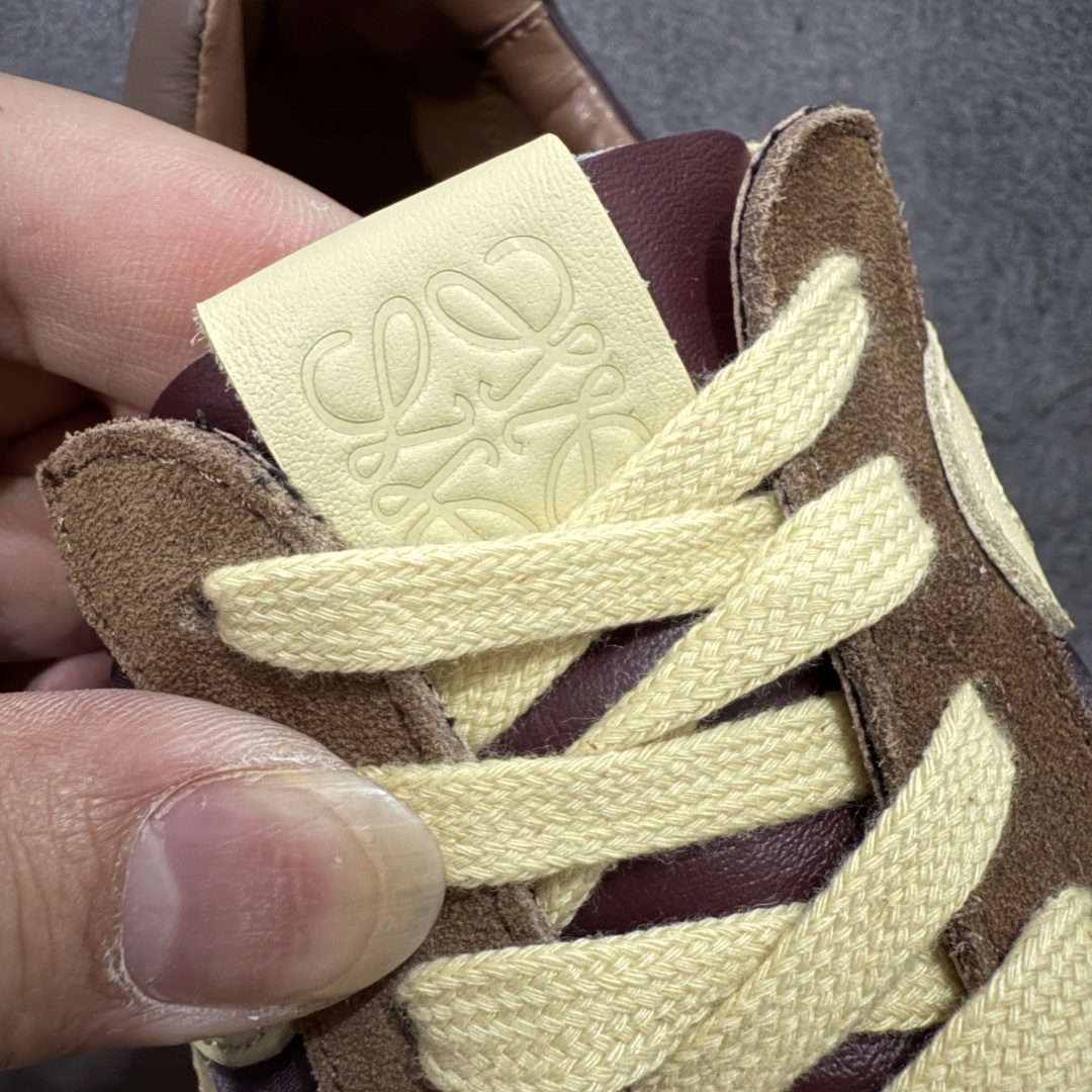 图片[5]-【M纯原】LOEWE 2025 | Ballet Runner 2.0 罗意威新款芭蕾舞鞋拼色德训鞋阿甘鞋 全套原纸板楦头开发 后跟3D注塑橡胶LOEWE徽标 原厂数据大底磨具 进口羊皮内里加鞋垫 磁吸翻盖盒 内配帆布防尘袋 配件齐全 官方一致 原装纸板中底 带采用反绒牛皮革拼接头层皮饰片鞋面材质 鞋身原装高密度防刮防水尼龙面料 不对称鞋头造型 作为LOEWE的标志性设计 超柔软轻便且灵活的鞋底 新的波浪纹理橡胶外底 延伸至鞋头 升级的柔软皮革内衬和鞋床 提供最大舒适感 后跟有3D注塑橡胶徽标 真皮和皮料混搭彰显复古风格 拼色拼接鞋面 非常高级隐藏式小内增高 脚后跟设计新颖 柔软舒适 会被评为年度最舒适的暴走鞋 如履平地 内娱明星杨幂等众多同款上脚 小红书 一系列素材图 极具爆款 尺码：35 36 37 38 39 40 41 42 43 44 45-选品中心