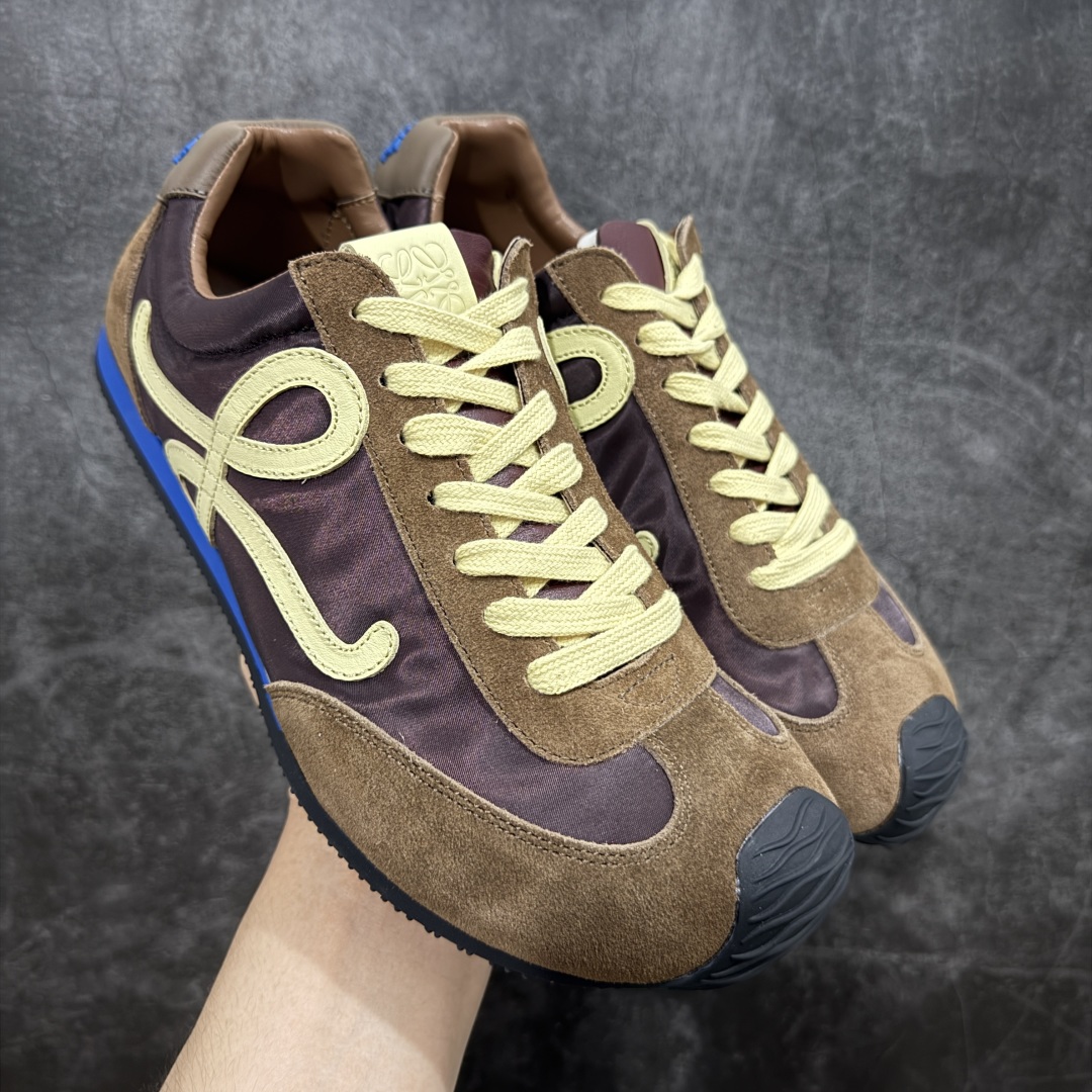 【M纯原】LOEWE 2025 | Ballet Runner 2.0 罗意威新款芭蕾舞鞋拼色德训鞋阿甘鞋 全套原纸板楦头开发 后跟3D注塑橡胶LOEWE徽标 原厂数据大底磨具 进口羊皮内里加鞋垫 磁吸翻盖盒 内配帆布防尘袋 配件齐全 官方一致 原装纸板中底 带采用反绒牛皮革拼接头层皮饰片鞋面材质 鞋身原装高密度防刮防水尼龙面料 不对称鞋头造型 作为LOEWE的标志性设计 超柔软轻便且灵活的鞋底 新的波浪纹理橡胶外底 延伸至鞋头 升级的柔软皮革内衬和鞋床 提供最大舒适感 后跟有3D注塑橡胶徽标 真皮和皮料混搭彰显复古风格 拼色拼接鞋面 非常高级隐藏式小内增高 脚后跟设计新颖 柔软舒适 会被评为年度最舒适的暴走鞋 如履平地 内娱明星杨幂等众多同款上脚 小红书 一系列素材图 极具爆款 尺码:35 36 37 38 39 40 41 42 43 44 45-选品中心