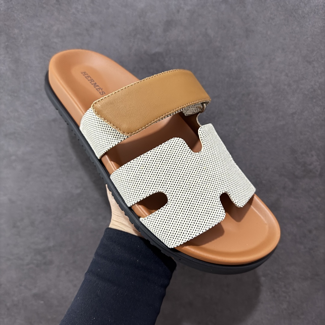 图片[3]-【X1版】爱马仕 东莞顶级版本 原版一比一开发 HERMES 爱马仕 20配色版本 HERMES 爱马仕 Chypre 平底一字拖鞋 经典系列2025 最新经典款拖鞋 经典皮面/呢绒/牛津面 今年绝比小爆款系列 高端零售可主推款。 原版一比一开发 专柜正品以发售 平台开始预售已上架，Zp 7000-10000+ 总计20个配色 首批3个配色已出货 大家放心选购 品质超赞👍 全鞋全真牛皮 私模独立开发原大底 市场独家 压花工艺 几乎接近一致 全套专柜一致包装。 男码先出 女码随后 尺码：35 36 37 38 39 40 41 42 43 44 45 46-选品中心