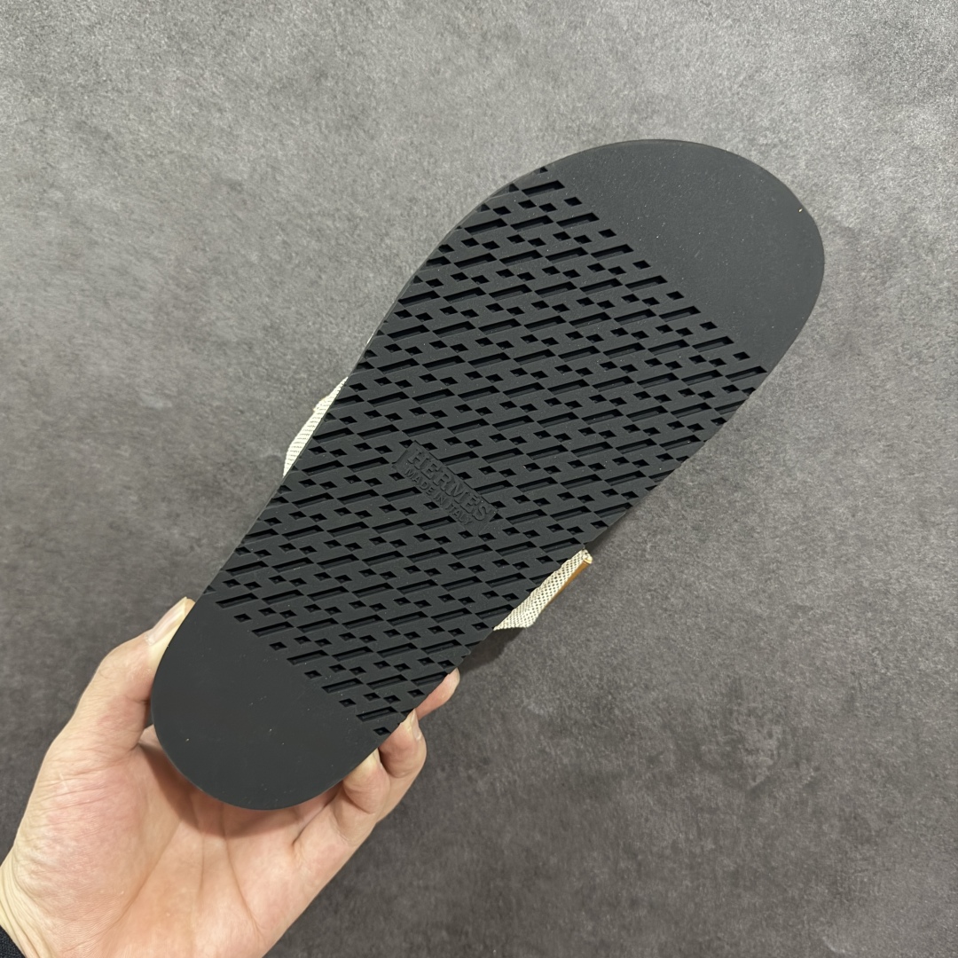 图片[9]-【X1版】爱马仕 东莞顶级版本 原版一比一开发 HERMES 爱马仕 20配色版本 HERMES 爱马仕 Chypre 平底一字拖鞋 经典系列2025 最新经典款拖鞋 经典皮面/呢绒/牛津面 今年绝比小爆款系列 高端零售可主推款。 原版一比一开发 专柜正品以发售 平台开始预售已上架，Zp 7000-10000+ 总计20个配色 首批3个配色已出货 大家放心选购 品质超赞👍 全鞋全真牛皮 私模独立开发原大底 市场独家 压花工艺 几乎接近一致 全套专柜一致包装。 男码先出 女码随后 尺码：35 36 37 38 39 40 41 42 43 44 45 46-选品中心