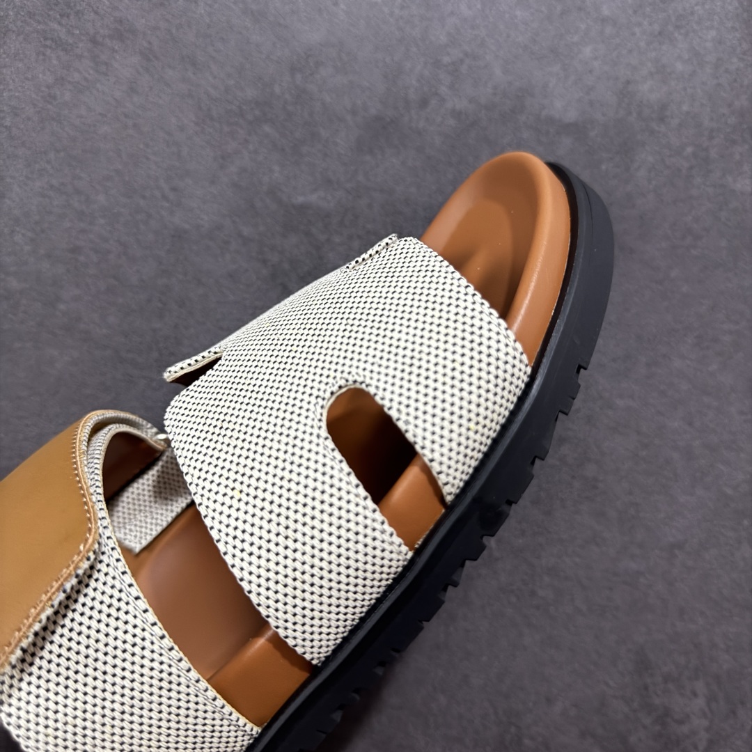 图片[5]-【X1版】爱马仕 东莞顶级版本 原版一比一开发 HERMES 爱马仕 20配色版本 HERMES 爱马仕 Chypre 平底一字拖鞋 经典系列2025 最新经典款拖鞋 经典皮面/呢绒/牛津面 今年绝比小爆款系列 高端零售可主推款。 原版一比一开发 专柜正品以发售 平台开始预售已上架，Zp 7000-10000+ 总计20个配色 首批3个配色已出货 大家放心选购 品质超赞👍 全鞋全真牛皮 私模独立开发原大底 市场独家 压花工艺 几乎接近一致 全套专柜一致包装。 男码先出 女码随后 尺码：35 36 37 38 39 40 41 42 43 44 45 46-选品中心