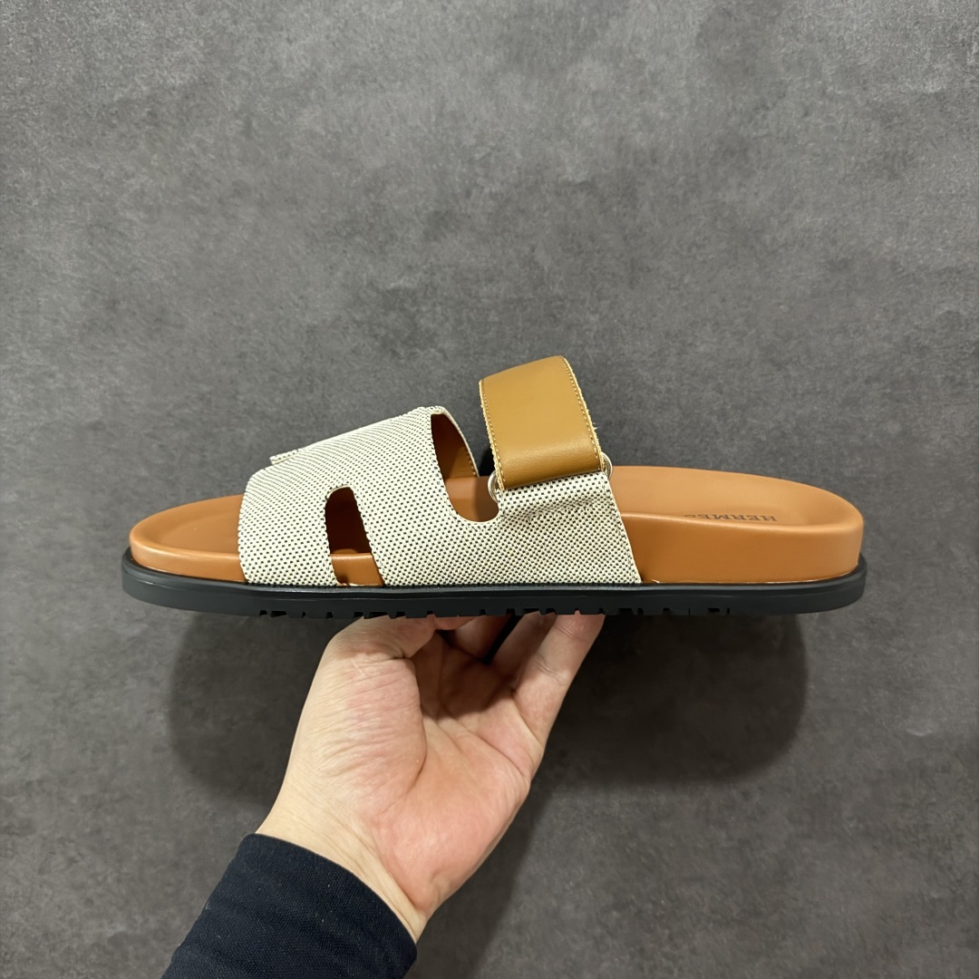 图片[2]-【X1版】爱马仕 东莞顶级版本 原版一比一开发 HERMES 爱马仕 20配色版本 HERMES 爱马仕 Chypre 平底一字拖鞋 经典系列2025 最新经典款拖鞋 经典皮面/呢绒/牛津面 今年绝比小爆款系列 高端零售可主推款。 原版一比一开发 专柜正品以发售 平台开始预售已上架，Zp 7000-10000+ 总计20个配色 首批3个配色已出货 大家放心选购 品质超赞👍 全鞋全真牛皮 私模独立开发原大底 市场独家 压花工艺 几乎接近一致 全套专柜一致包装。 男码先出 女码随后 尺码：35 36 37 38 39 40 41 42 43 44 45 46-选品中心