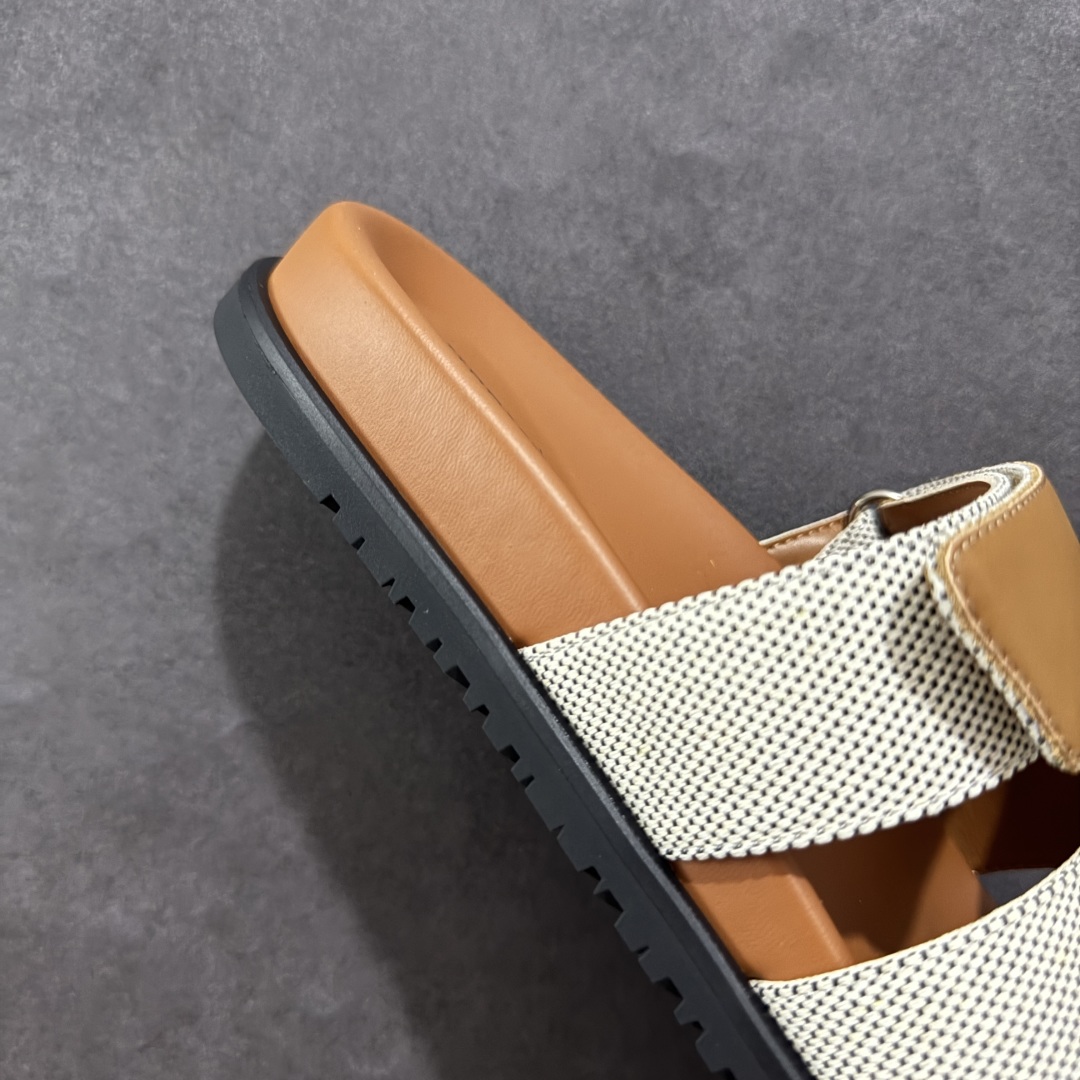 图片[6]-【X1版】爱马仕 东莞顶级版本 原版一比一开发 HERMES 爱马仕 20配色版本 HERMES 爱马仕 Chypre 平底一字拖鞋 经典系列2025 最新经典款拖鞋 经典皮面/呢绒/牛津面 今年绝比小爆款系列 高端零售可主推款。 原版一比一开发 专柜正品以发售 平台开始预售已上架，Zp 7000-10000+ 总计20个配色 首批3个配色已出货 大家放心选购 品质超赞👍 全鞋全真牛皮 私模独立开发原大底 市场独家 压花工艺 几乎接近一致 全套专柜一致包装。 男码先出 女码随后 尺码：35 36 37 38 39 40 41 42 43 44 45 46-选品中心