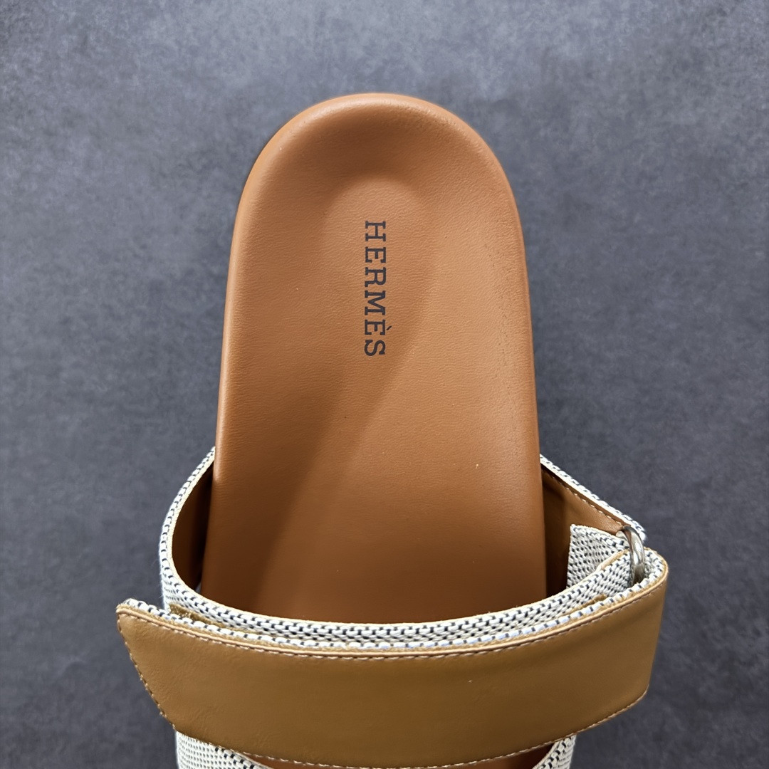 图片[7]-【X1版】爱马仕 东莞顶级版本 原版一比一开发 HERMES 爱马仕 20配色版本 HERMES 爱马仕 Chypre 平底一字拖鞋 经典系列2025 最新经典款拖鞋 经典皮面/呢绒/牛津面 今年绝比小爆款系列 高端零售可主推款。 原版一比一开发 专柜正品以发售 平台开始预售已上架，Zp 7000-10000+ 总计20个配色 首批3个配色已出货 大家放心选购 品质超赞👍 全鞋全真牛皮 私模独立开发原大底 市场独家 压花工艺 几乎接近一致 全套专柜一致包装。 男码先出 女码随后 尺码：35 36 37 38 39 40 41 42 43 44 45 46-选品中心