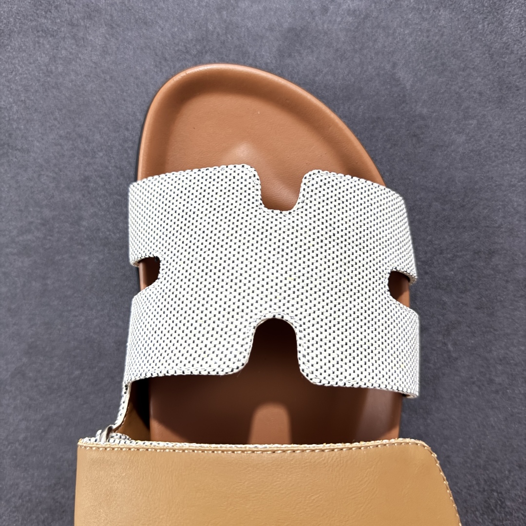 图片[8]-【X1版】爱马仕 东莞顶级版本 原版一比一开发 HERMES 爱马仕 20配色版本 HERMES 爱马仕 Chypre 平底一字拖鞋 经典系列2025 最新经典款拖鞋 经典皮面/呢绒/牛津面 今年绝比小爆款系列 高端零售可主推款。 原版一比一开发 专柜正品以发售 平台开始预售已上架，Zp 7000-10000+ 总计20个配色 首批3个配色已出货 大家放心选购 品质超赞👍 全鞋全真牛皮 私模独立开发原大底 市场独家 压花工艺 几乎接近一致 全套专柜一致包装。 男码先出 女码随后 尺码：35 36 37 38 39 40 41 42 43 44 45 46-选品中心