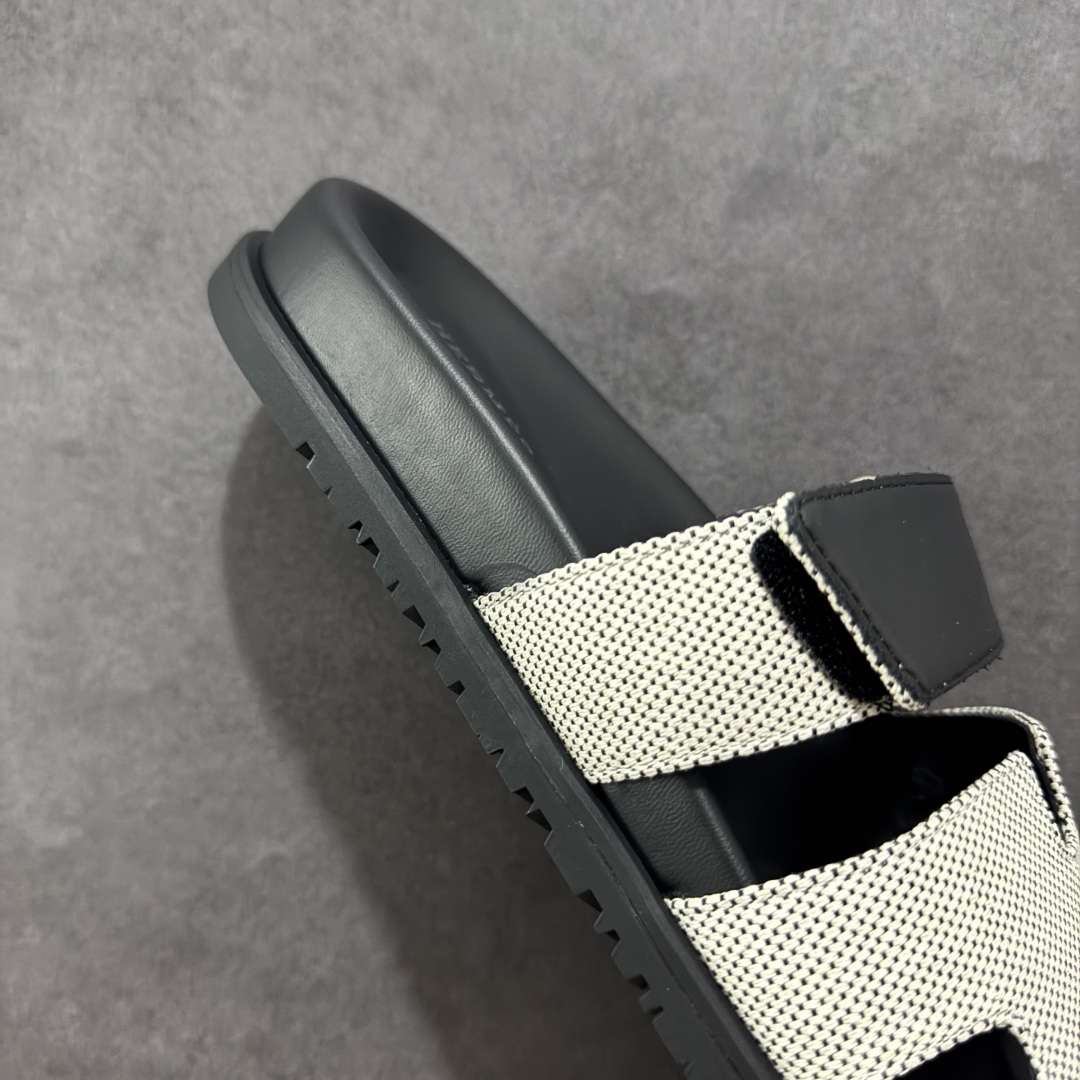 图片[6]-【X1版】爱马仕 东莞顶级版本 原版一比一开发 HERMES 爱马仕 20配色版本 HERMES 爱马仕 Chypre 平底一字拖鞋 经典系列2025 最新经典款拖鞋 经典皮面/呢绒/牛津面 今年绝比小爆款系列 高端零售可主推款。 原版一比一开发 专柜正品以发售 平台开始预售已上架，Zp 7000-10000+ 总计20个配色 首批3个配色已出货 大家放心选购 品质超赞👍 全鞋全真牛皮 私模独立开发原大底 市场独家 压花工艺 几乎接近一致 全套专柜一致包装。 男码先出 女码随后 尺码：35 36 37 38 39 40 41 42 43 44 45 46-选品中心