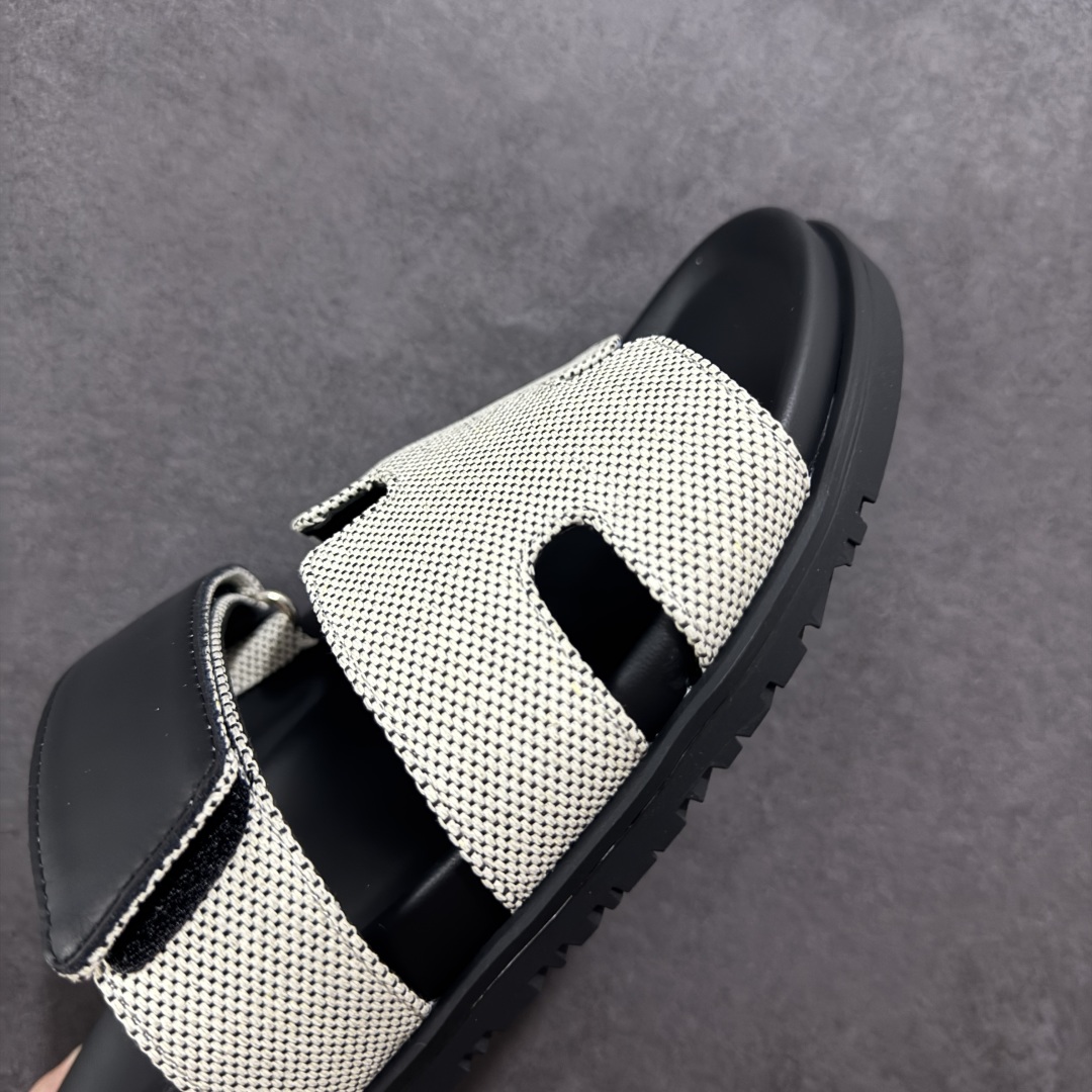 图片[5]-【X1版】爱马仕 东莞顶级版本 原版一比一开发 HERMES 爱马仕 20配色版本 HERMES 爱马仕 Chypre 平底一字拖鞋 经典系列2025 最新经典款拖鞋 经典皮面/呢绒/牛津面 今年绝比小爆款系列 高端零售可主推款。 原版一比一开发 专柜正品以发售 平台开始预售已上架，Zp 7000-10000+ 总计20个配色 首批3个配色已出货 大家放心选购 品质超赞👍 全鞋全真牛皮 私模独立开发原大底 市场独家 压花工艺 几乎接近一致 全套专柜一致包装。 男码先出 女码随后 尺码：35 36 37 38 39 40 41 42 43 44 45 46-选品中心