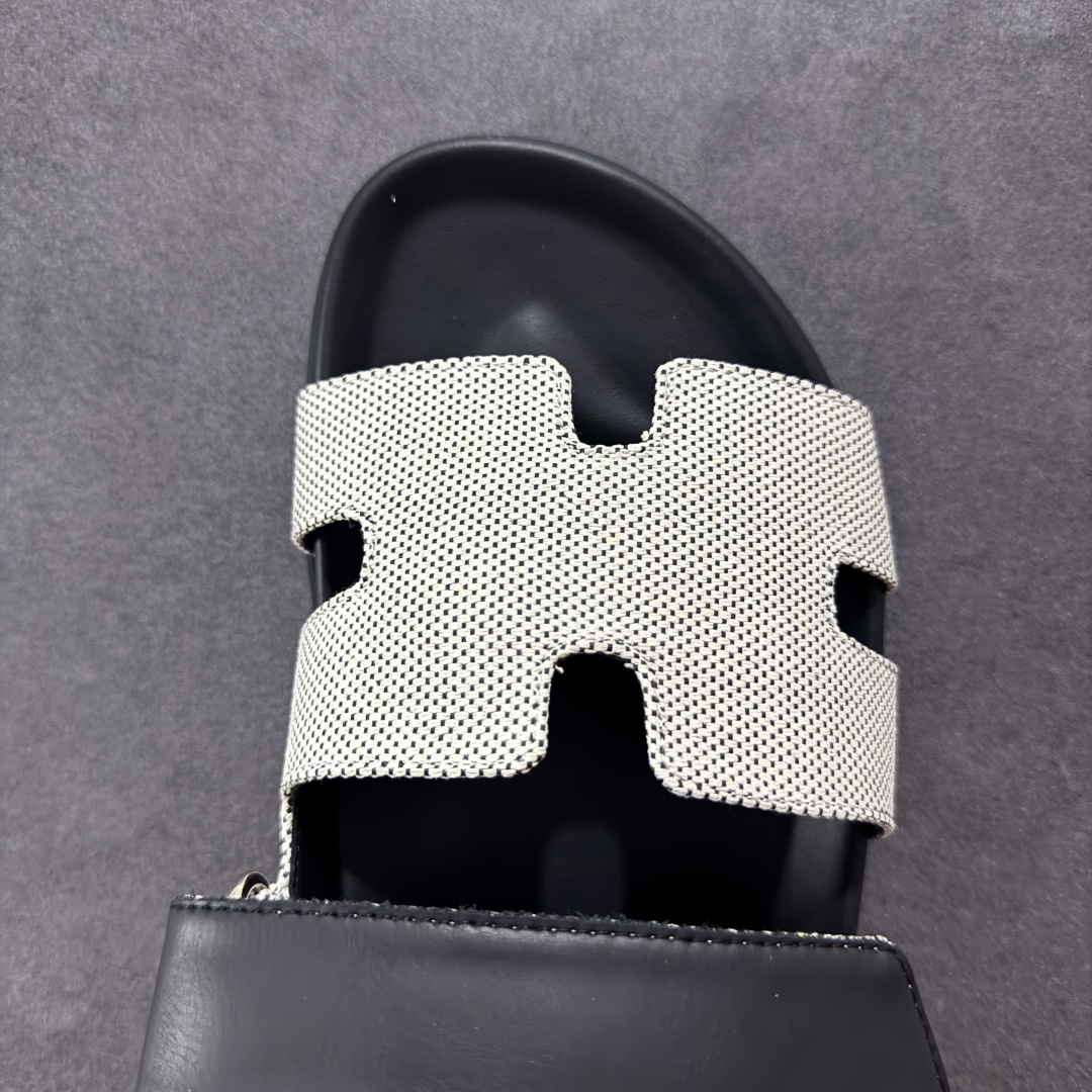 图片[8]-【X1版】爱马仕 东莞顶级版本 原版一比一开发 HERMES 爱马仕 20配色版本 HERMES 爱马仕 Chypre 平底一字拖鞋 经典系列2025 最新经典款拖鞋 经典皮面/呢绒/牛津面 今年绝比小爆款系列 高端零售可主推款。 原版一比一开发 专柜正品以发售 平台开始预售已上架，Zp 7000-10000+ 总计20个配色 首批3个配色已出货 大家放心选购 品质超赞👍 全鞋全真牛皮 私模独立开发原大底 市场独家 压花工艺 几乎接近一致 全套专柜一致包装。 男码先出 女码随后 尺码：35 36 37 38 39 40 41 42 43 44 45 46-选品中心