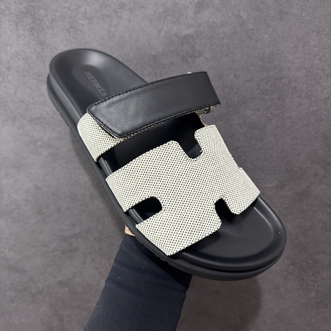 图片[3]-【X1版】爱马仕 东莞顶级版本 原版一比一开发 HERMES 爱马仕 20配色版本 HERMES 爱马仕 Chypre 平底一字拖鞋 经典系列2025 最新经典款拖鞋 经典皮面/呢绒/牛津面 今年绝比小爆款系列 高端零售可主推款。 原版一比一开发 专柜正品以发售 平台开始预售已上架，Zp 7000-10000+ 总计20个配色 首批3个配色已出货 大家放心选购 品质超赞👍 全鞋全真牛皮 私模独立开发原大底 市场独家 压花工艺 几乎接近一致 全套专柜一致包装。 男码先出 女码随后 尺码：35 36 37 38 39 40 41 42 43 44 45 46-选品中心