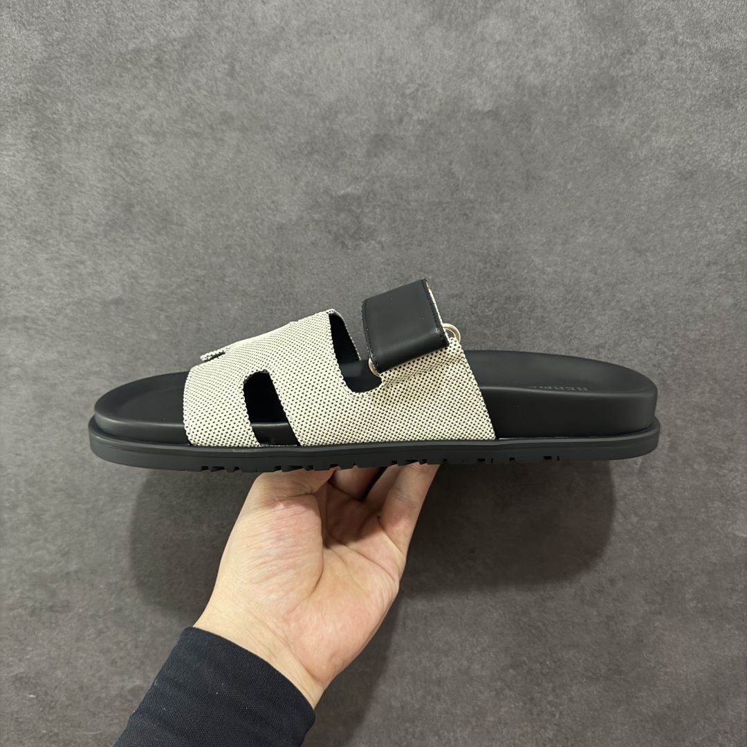 图片[2]-【X1版】爱马仕 东莞顶级版本 原版一比一开发 HERMES 爱马仕 20配色版本 HERMES 爱马仕 Chypre 平底一字拖鞋 经典系列2025 最新经典款拖鞋 经典皮面/呢绒/牛津面 今年绝比小爆款系列 高端零售可主推款。 原版一比一开发 专柜正品以发售 平台开始预售已上架，Zp 7000-10000+ 总计20个配色 首批3个配色已出货 大家放心选购 品质超赞👍 全鞋全真牛皮 私模独立开发原大底 市场独家 压花工艺 几乎接近一致 全套专柜一致包装。 男码先出 女码随后 尺码：35 36 37 38 39 40 41 42 43 44 45 46-选品中心