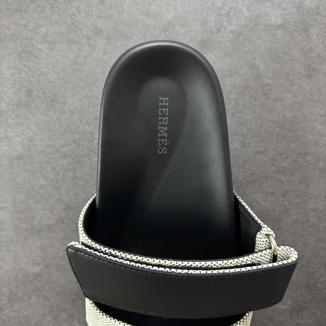 图片[7]-【X1版】爱马仕 东莞顶级版本 原版一比一开发 HERMES 爱马仕 20配色版本 HERMES 爱马仕 Chypre 平底一字拖鞋 经典系列2025 最新经典款拖鞋 经典皮面/呢绒/牛津面 今年绝比小爆款系列 高端零售可主推款。 原版一比一开发 专柜正品以发售 平台开始预售已上架，Zp 7000-10000+ 总计20个配色 首批3个配色已出货 大家放心选购 品质超赞👍 全鞋全真牛皮 私模独立开发原大底 市场独家 压花工艺 几乎接近一致 全套专柜一致包装。 男码先出 女码随后 尺码：35 36 37 38 39 40 41 42 43 44 45 46-选品中心