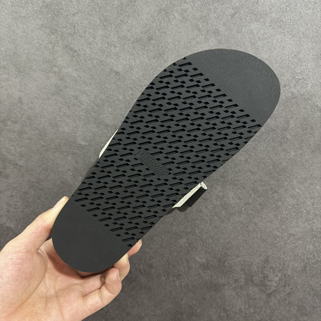 图片[9]-【X1版】爱马仕 东莞顶级版本 原版一比一开发 HERMES 爱马仕 20配色版本 HERMES 爱马仕 Chypre 平底一字拖鞋 经典系列2025 最新经典款拖鞋 经典皮面/呢绒/牛津面 今年绝比小爆款系列 高端零售可主推款。 原版一比一开发 专柜正品以发售 平台开始预售已上架，Zp 7000-10000+ 总计20个配色 首批3个配色已出货 大家放心选购 品质超赞👍 全鞋全真牛皮 私模独立开发原大底 市场独家 压花工艺 几乎接近一致 全套专柜一致包装。 男码先出 女码随后 尺码：35 36 37 38 39 40 41 42 43 44 45 46-选品中心