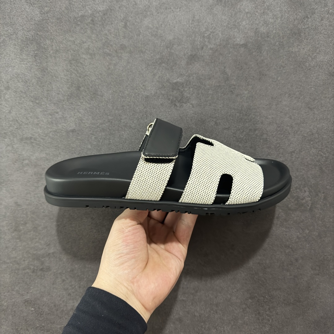 【X1版】爱马仕 东莞顶级版本 原版一比一开发 HERMES 爱马仕 20配色版本 HERMES 爱马仕 Chypre 平底一字拖鞋 经典系列2025 最新经典款拖鞋 经典皮面/呢绒/牛津面 今年绝比小爆款系列 高端零售可主推款。 原版一比一开发 专柜正品以发售 平台开始预售已上架,Zp 7000-10000+ 总计20个配色 首批3个配色已出货 大家放心选购 品质超赞👍 全鞋全真牛皮 私模独立开发原大底 市场独家 压花工艺 几乎接近一致 全套专柜一致包装。 男码先出 女码随后 尺码:35 36 37 38 39 40 41 42 43 44 45 46-选品中心