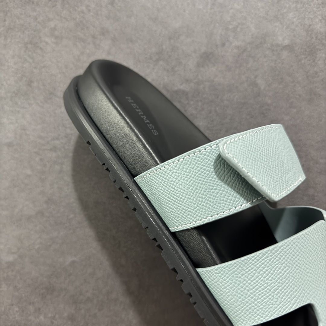 图片[6]-【X1版】爱马仕 东莞顶级版本 原版一比一开发 HERMES 爱马仕 20配色版本 HERMES 爱马仕 Chypre 平底一字拖鞋 经典系列2025 最新经典款拖鞋 经典皮面/呢绒/牛津面 今年绝比小爆款系列 高端零售可主推款。 原版一比一开发 专柜正品以发售 平台开始预售已上架，Zp 7000-10000+ 总计20个配色 首批3个配色已出货 大家放心选购 品质超赞👍 全鞋全真牛皮 私模独立开发原大底 市场独家 压花工艺 几乎接近一致 全套专柜一致包装。 男码先出 女码随后 尺码：35 36 37 38 39 40 41 42 43 44 45 46-选品中心