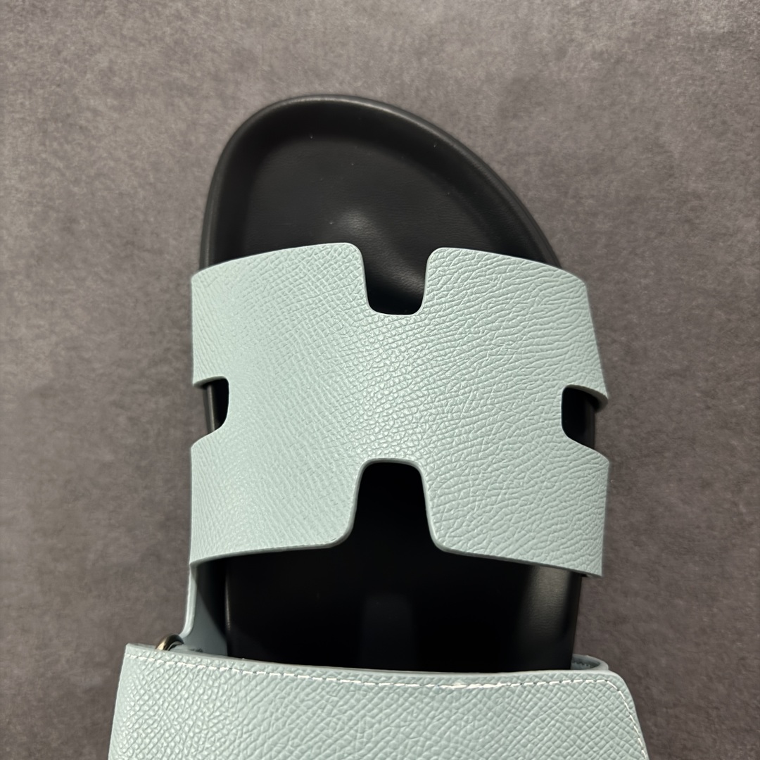 图片[8]-【X1版】爱马仕 东莞顶级版本 原版一比一开发 HERMES 爱马仕 20配色版本 HERMES 爱马仕 Chypre 平底一字拖鞋 经典系列2025 最新经典款拖鞋 经典皮面/呢绒/牛津面 今年绝比小爆款系列 高端零售可主推款。 原版一比一开发 专柜正品以发售 平台开始预售已上架，Zp 7000-10000+ 总计20个配色 首批3个配色已出货 大家放心选购 品质超赞👍 全鞋全真牛皮 私模独立开发原大底 市场独家 压花工艺 几乎接近一致 全套专柜一致包装。 男码先出 女码随后 尺码：35 36 37 38 39 40 41 42 43 44 45 46-选品中心