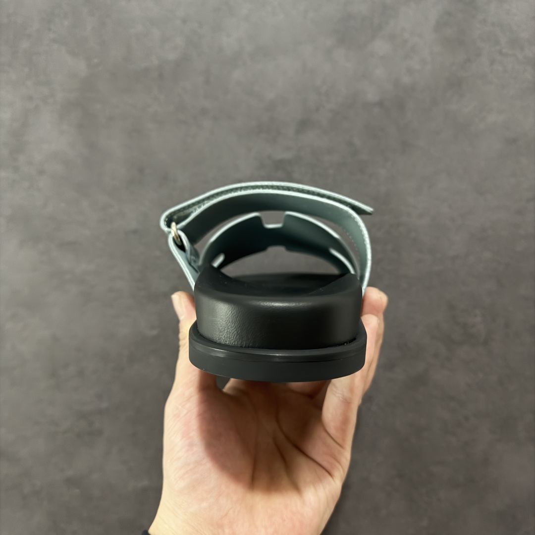 图片[4]-【X1版】爱马仕 东莞顶级版本 原版一比一开发 HERMES 爱马仕 20配色版本 HERMES 爱马仕 Chypre 平底一字拖鞋 经典系列2025 最新经典款拖鞋 经典皮面/呢绒/牛津面 今年绝比小爆款系列 高端零售可主推款。 原版一比一开发 专柜正品以发售 平台开始预售已上架，Zp 7000-10000+ 总计20个配色 首批3个配色已出货 大家放心选购 品质超赞👍 全鞋全真牛皮 私模独立开发原大底 市场独家 压花工艺 几乎接近一致 全套专柜一致包装。 男码先出 女码随后 尺码：35 36 37 38 39 40 41 42 43 44 45 46-选品中心