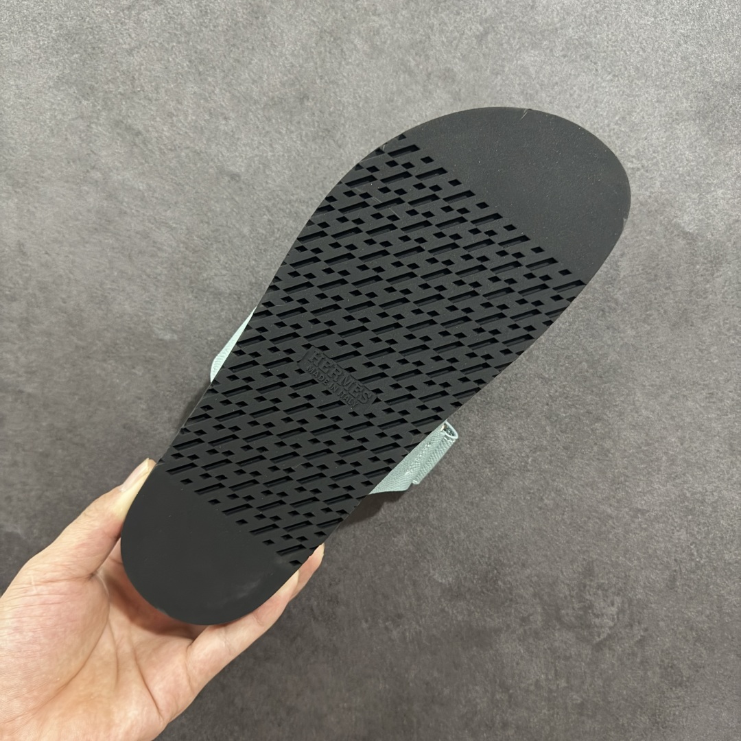 图片[9]-【X1版】爱马仕 东莞顶级版本 原版一比一开发 HERMES 爱马仕 20配色版本 HERMES 爱马仕 Chypre 平底一字拖鞋 经典系列2025 最新经典款拖鞋 经典皮面/呢绒/牛津面 今年绝比小爆款系列 高端零售可主推款。 原版一比一开发 专柜正品以发售 平台开始预售已上架，Zp 7000-10000+ 总计20个配色 首批3个配色已出货 大家放心选购 品质超赞👍 全鞋全真牛皮 私模独立开发原大底 市场独家 压花工艺 几乎接近一致 全套专柜一致包装。 男码先出 女码随后 尺码：35 36 37 38 39 40 41 42 43 44 45 46-选品中心