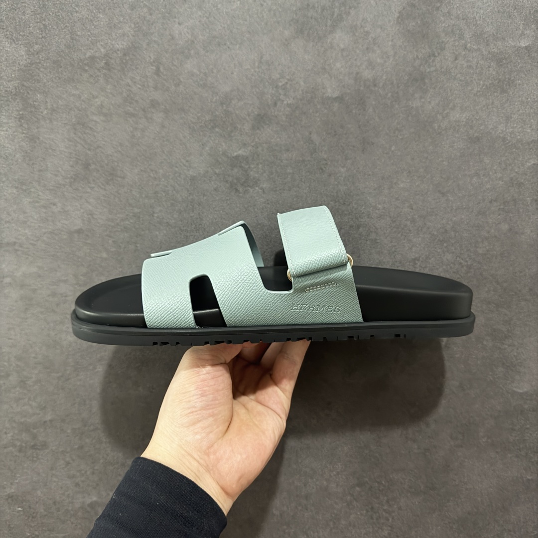 图片[2]-【X1版】爱马仕 东莞顶级版本 原版一比一开发 HERMES 爱马仕 20配色版本 HERMES 爱马仕 Chypre 平底一字拖鞋 经典系列2025 最新经典款拖鞋 经典皮面/呢绒/牛津面 今年绝比小爆款系列 高端零售可主推款。 原版一比一开发 专柜正品以发售 平台开始预售已上架，Zp 7000-10000+ 总计20个配色 首批3个配色已出货 大家放心选购 品质超赞👍 全鞋全真牛皮 私模独立开发原大底 市场独家 压花工艺 几乎接近一致 全套专柜一致包装。 男码先出 女码随后 尺码：35 36 37 38 39 40 41 42 43 44 45 46-选品中心