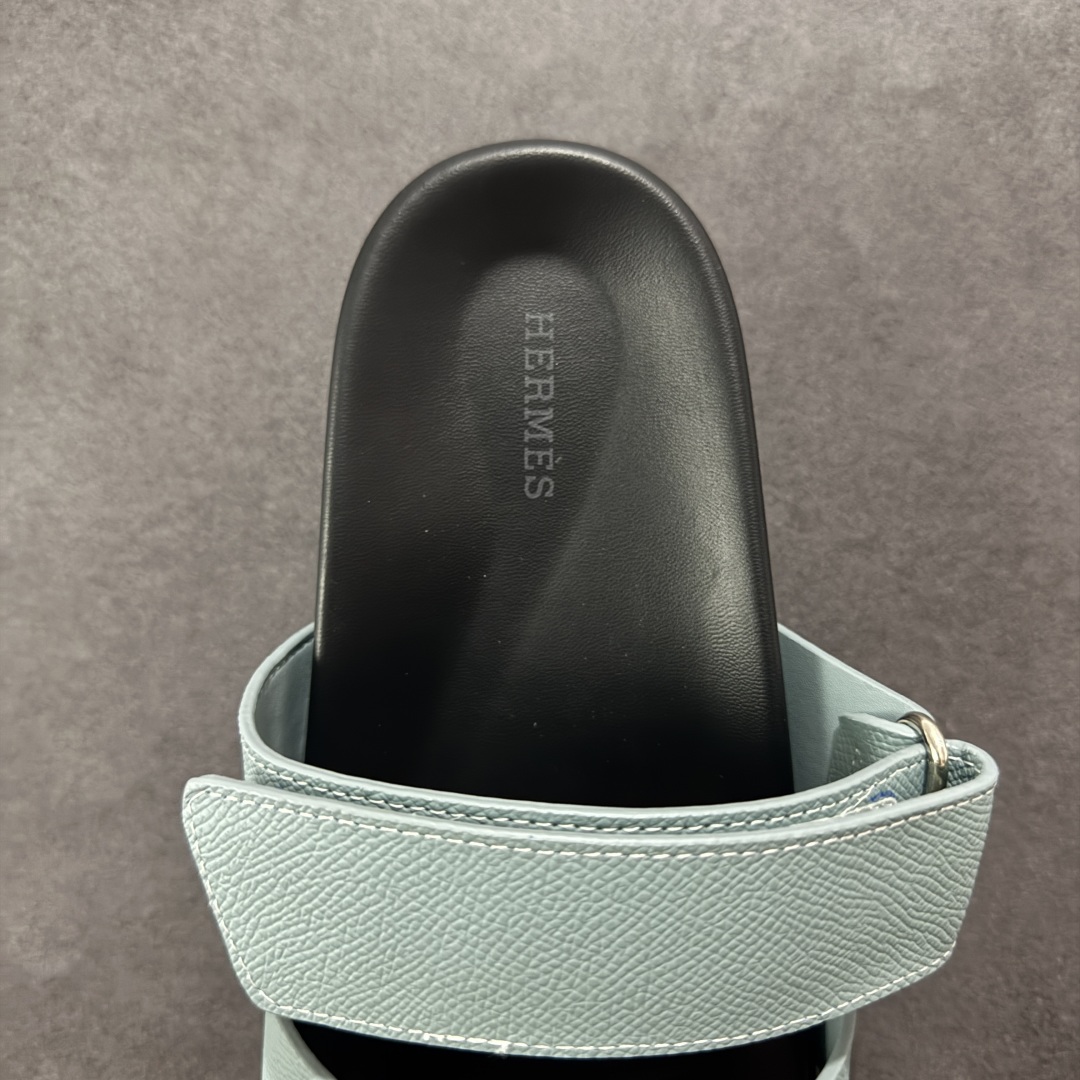 图片[7]-【X1版】爱马仕 东莞顶级版本 原版一比一开发 HERMES 爱马仕 20配色版本 HERMES 爱马仕 Chypre 平底一字拖鞋 经典系列2025 最新经典款拖鞋 经典皮面/呢绒/牛津面 今年绝比小爆款系列 高端零售可主推款。 原版一比一开发 专柜正品以发售 平台开始预售已上架，Zp 7000-10000+ 总计20个配色 首批3个配色已出货 大家放心选购 品质超赞👍 全鞋全真牛皮 私模独立开发原大底 市场独家 压花工艺 几乎接近一致 全套专柜一致包装。 男码先出 女码随后 尺码：35 36 37 38 39 40 41 42 43 44 45 46-选品中心