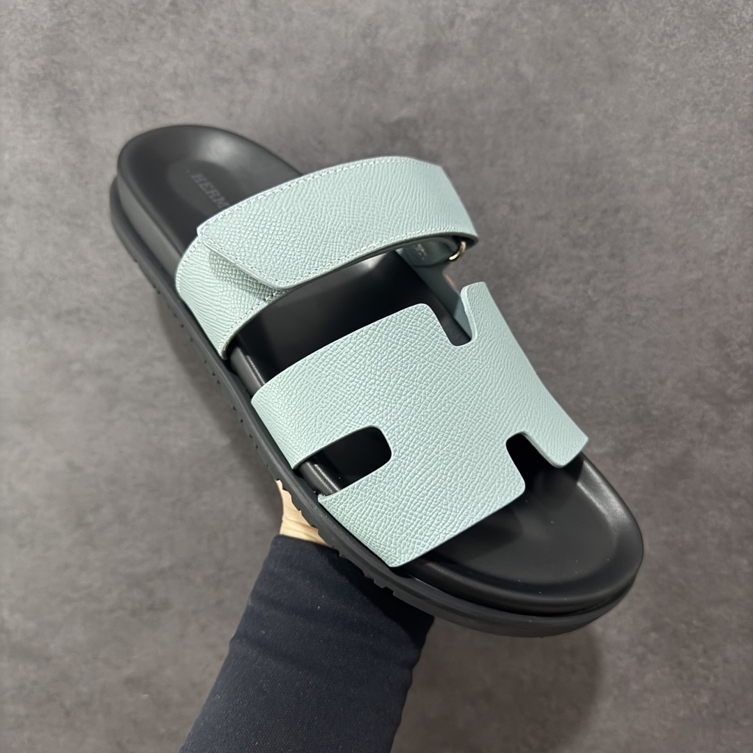 图片[3]-【X1版】爱马仕 东莞顶级版本 原版一比一开发 HERMES 爱马仕 20配色版本 HERMES 爱马仕 Chypre 平底一字拖鞋 经典系列2025 最新经典款拖鞋 经典皮面/呢绒/牛津面 今年绝比小爆款系列 高端零售可主推款。 原版一比一开发 专柜正品以发售 平台开始预售已上架，Zp 7000-10000+ 总计20个配色 首批3个配色已出货 大家放心选购 品质超赞👍 全鞋全真牛皮 私模独立开发原大底 市场独家 压花工艺 几乎接近一致 全套专柜一致包装。 男码先出 女码随后 尺码：35 36 37 38 39 40 41 42 43 44 45 46-选品中心