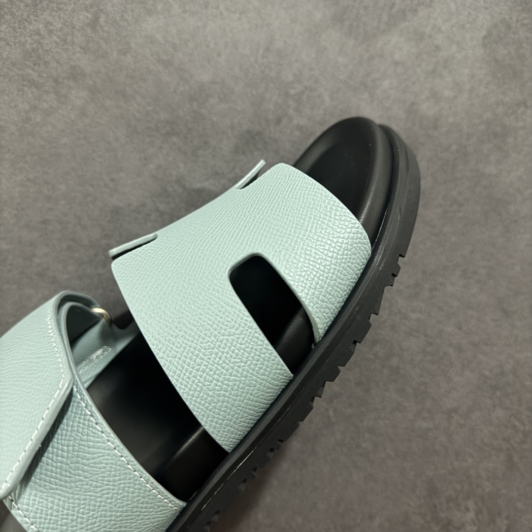 图片[5]-【X1版】爱马仕 东莞顶级版本 原版一比一开发 HERMES 爱马仕 20配色版本 HERMES 爱马仕 Chypre 平底一字拖鞋 经典系列2025 最新经典款拖鞋 经典皮面/呢绒/牛津面 今年绝比小爆款系列 高端零售可主推款。 原版一比一开发 专柜正品以发售 平台开始预售已上架，Zp 7000-10000+ 总计20个配色 首批3个配色已出货 大家放心选购 品质超赞👍 全鞋全真牛皮 私模独立开发原大底 市场独家 压花工艺 几乎接近一致 全套专柜一致包装。 男码先出 女码随后 尺码：35 36 37 38 39 40 41 42 43 44 45 46-选品中心