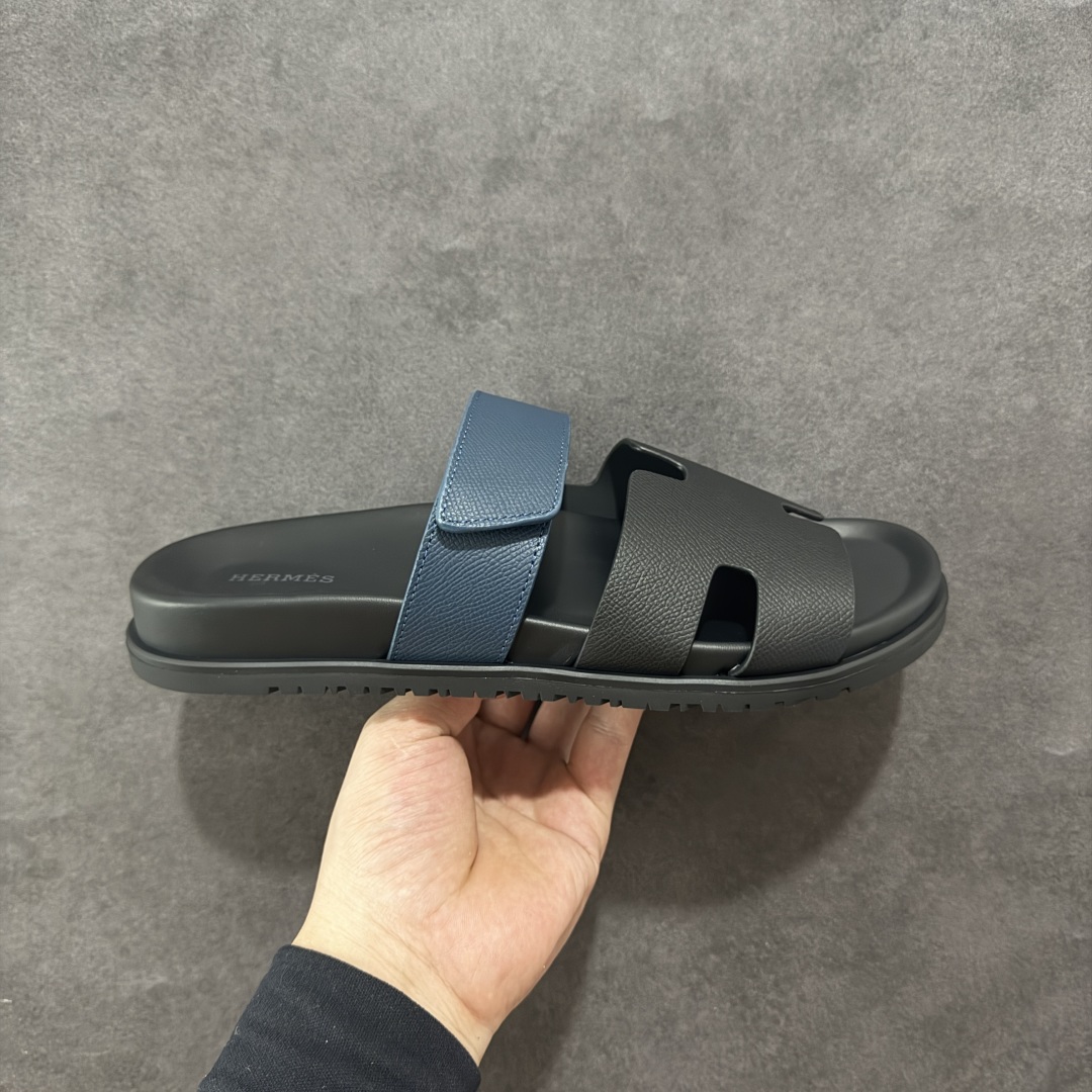 【X1版】爱马仕 东莞顶级版本 原版一比一开发 HERMES 爱马仕 20配色版本 HERMES 爱马仕 Chypre 平底一字拖鞋 经典系列2025 最新经典款拖鞋 经典皮面/呢绒/牛津面 今年绝比小爆款系列 高端零售可主推款。 原版一比一开发 专柜正品以发售 平台开始预售已上架,Zp 7000-10000+ 总计20个配色 首批3个配色已出货 大家放心选购 品质超赞👍 全鞋全真牛皮 私模独立开发原大底 市场独家 压花工艺 几乎接近一致 全套专柜一致包装。 男码先出 女码随后 尺码:35 36 37 38 39 40 41 42 43 44 45 46-选品中心