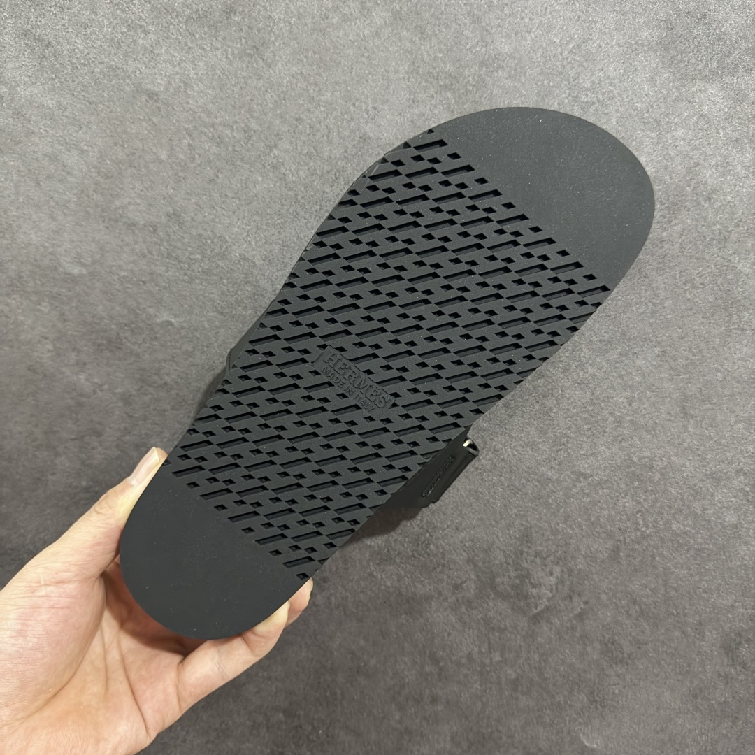 图片[9]-【X1版】爱马仕 东莞顶级版本 原版一比一开发 HERMES 爱马仕 20配色版本 HERMES 爱马仕 Chypre 平底一字拖鞋 经典系列2025 最新经典款拖鞋 经典皮面/呢绒/牛津面 今年绝比小爆款系列 高端零售可主推款。 原版一比一开发 专柜正品以发售 平台开始预售已上架，Zp 7000-10000+ 总计20个配色 首批3个配色已出货 大家放心选购 品质超赞👍 全鞋全真牛皮 私模独立开发原大底 市场独家 压花工艺 几乎接近一致 全套专柜一致包装。 男码先出 女码随后 尺码：35 36 37 38 39 40 41 42 43 44 45 46-选品中心