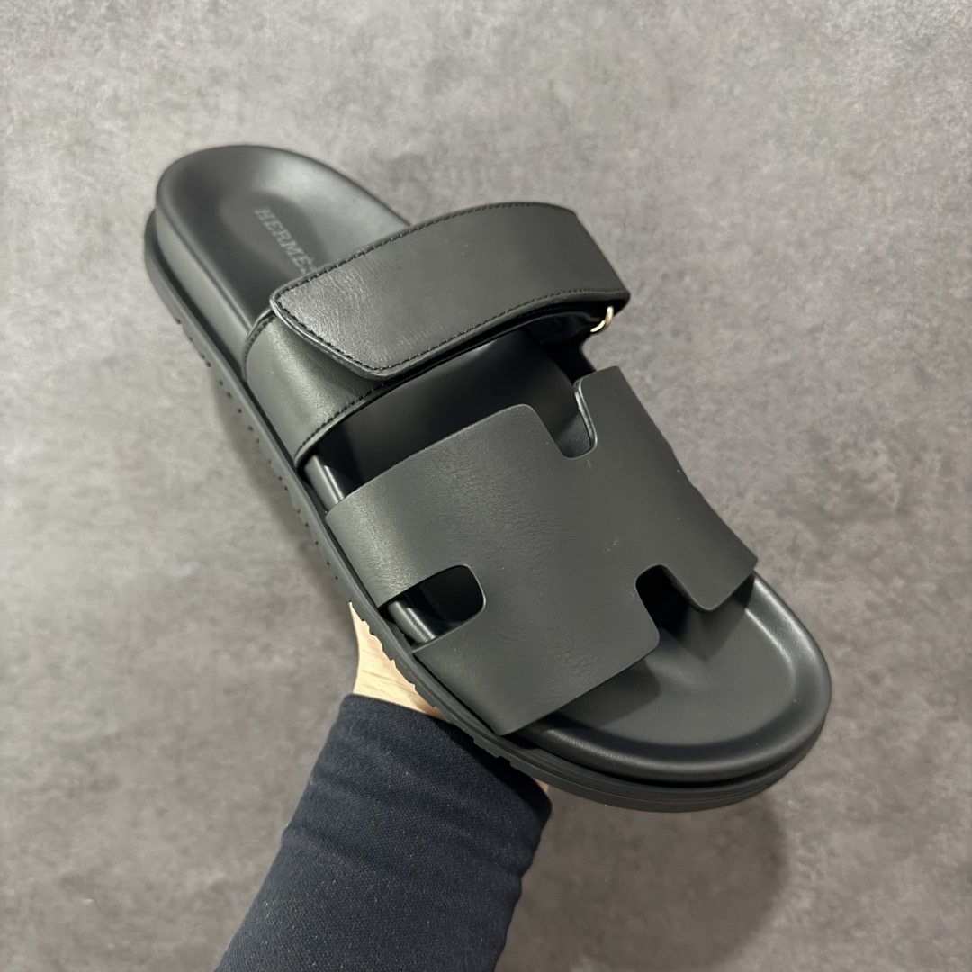 图片[3]-【X1版】爱马仕 东莞顶级版本 原版一比一开发 HERMES 爱马仕 20配色版本 HERMES 爱马仕 Chypre 平底一字拖鞋 经典系列2025 最新经典款拖鞋 经典皮面/呢绒/牛津面 今年绝比小爆款系列 高端零售可主推款。 原版一比一开发 专柜正品以发售 平台开始预售已上架，Zp 7000-10000+ 总计20个配色 首批3个配色已出货 大家放心选购 品质超赞👍 全鞋全真牛皮 私模独立开发原大底 市场独家 压花工艺 几乎接近一致 全套专柜一致包装。 男码先出 女码随后 尺码：35 36 37 38 39 40 41 42 43 44 45 46-选品中心