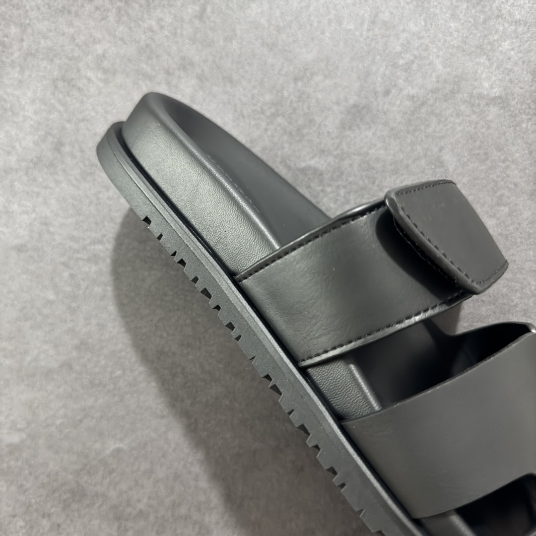 图片[6]-【X1版】爱马仕 东莞顶级版本 原版一比一开发 HERMES 爱马仕 20配色版本 HERMES 爱马仕 Chypre 平底一字拖鞋 经典系列2025 最新经典款拖鞋 经典皮面/呢绒/牛津面 今年绝比小爆款系列 高端零售可主推款。 原版一比一开发 专柜正品以发售 平台开始预售已上架，Zp 7000-10000+ 总计20个配色 首批3个配色已出货 大家放心选购 品质超赞👍 全鞋全真牛皮 私模独立开发原大底 市场独家 压花工艺 几乎接近一致 全套专柜一致包装。 男码先出 女码随后 尺码：35 36 37 38 39 40 41 42 43 44 45 46-选品中心