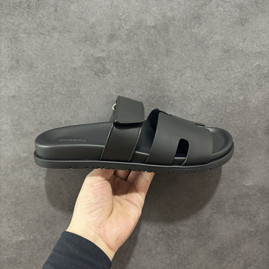 【X1版】爱马仕 东莞顶级版本 原版一比一开发 HERMES 爱马仕 20配色版本 HERMES 爱马仕 Chypre 平底一字拖鞋 经典系列2025 最新经典款拖鞋 经典皮面/呢绒/牛津面 今年绝比小爆款系列 高端零售可主推款。 原版一比一开发 专柜正品以发售 平台开始预售已上架,Zp 7000-10000+ 总计20个配色 首批3个配色已出货 大家放心选购 品质超赞👍 全鞋全真牛皮 私模独立开发原大底 市场独家 压花工艺 几乎接近一致 全套专柜一致包装。 男码先出 女码随后 尺码:35 36 37 38 39 40 41 42 43 44 45 46-选品中心