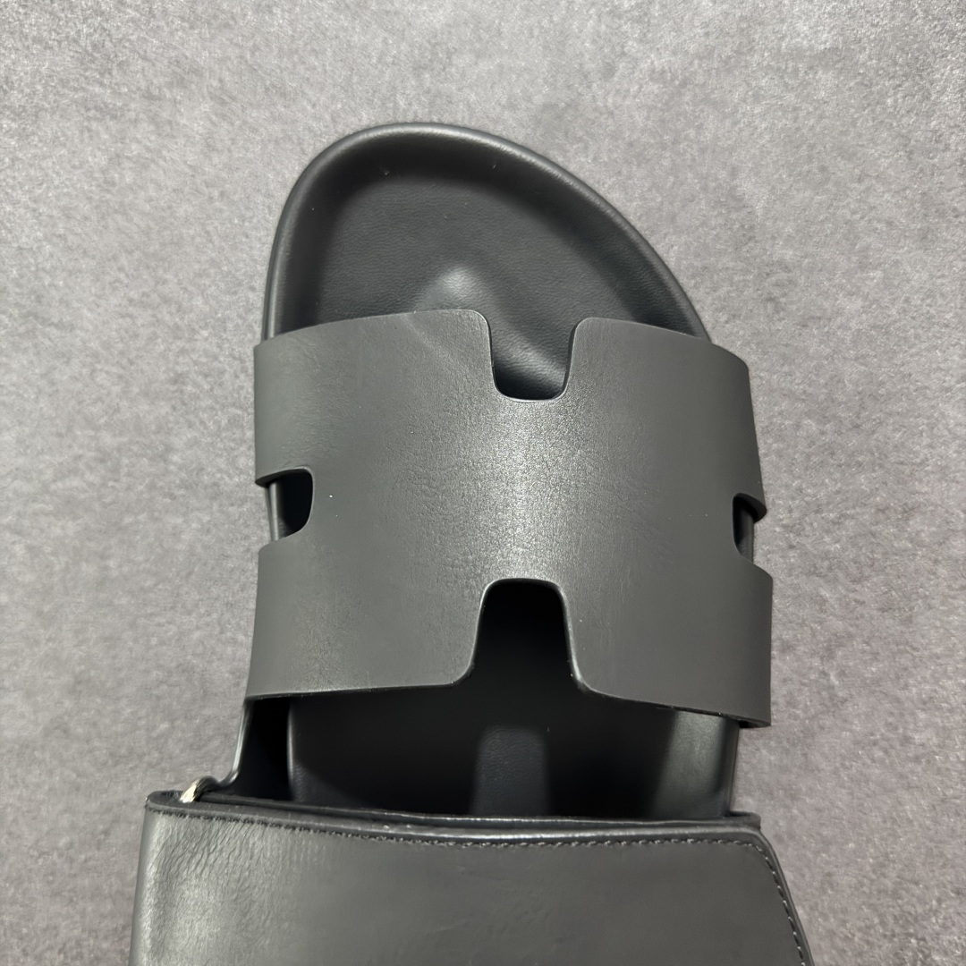 图片[8]-【X1版】爱马仕 东莞顶级版本 原版一比一开发 HERMES 爱马仕 20配色版本 HERMES 爱马仕 Chypre 平底一字拖鞋 经典系列2025 最新经典款拖鞋 经典皮面/呢绒/牛津面 今年绝比小爆款系列 高端零售可主推款。 原版一比一开发 专柜正品以发售 平台开始预售已上架，Zp 7000-10000+ 总计20个配色 首批3个配色已出货 大家放心选购 品质超赞👍 全鞋全真牛皮 私模独立开发原大底 市场独家 压花工艺 几乎接近一致 全套专柜一致包装。 男码先出 女码随后 尺码：35 36 37 38 39 40 41 42 43 44 45 46-选品中心