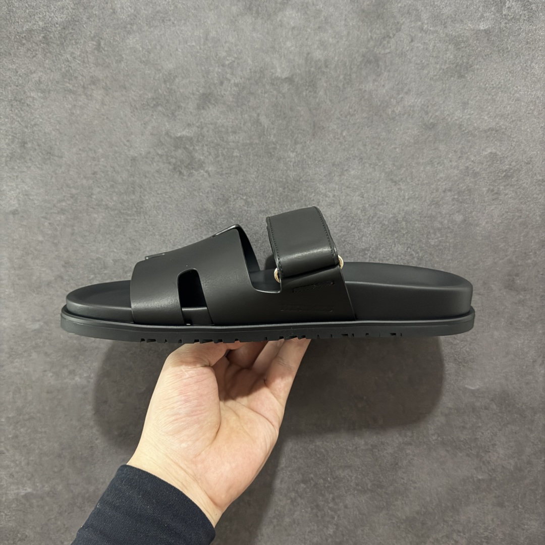 图片[2]-【X1版】爱马仕 东莞顶级版本 原版一比一开发 HERMES 爱马仕 20配色版本 HERMES 爱马仕 Chypre 平底一字拖鞋 经典系列2025 最新经典款拖鞋 经典皮面/呢绒/牛津面 今年绝比小爆款系列 高端零售可主推款。 原版一比一开发 专柜正品以发售 平台开始预售已上架，Zp 7000-10000+ 总计20个配色 首批3个配色已出货 大家放心选购 品质超赞👍 全鞋全真牛皮 私模独立开发原大底 市场独家 压花工艺 几乎接近一致 全套专柜一致包装。 男码先出 女码随后 尺码：35 36 37 38 39 40 41 42 43 44 45 46-选品中心