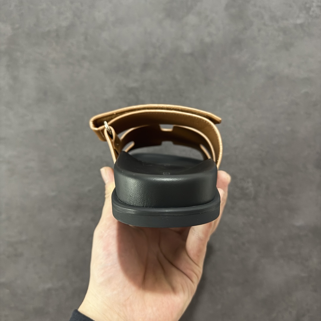 图片[4]-【X1版】爱马仕 东莞顶级版本 原版一比一开发 HERMES 爱马仕 20配色版本 HERMES 爱马仕 Chypre 平底一字拖鞋 经典系列2025 最新经典款拖鞋 经典皮面/呢绒/牛津面 今年绝比小爆款系列 高端零售可主推款。 原版一比一开发 专柜正品以发售 平台开始预售已上架，Zp 7000-10000+ 总计20个配色 首批3个配色已出货 大家放心选购 品质超赞👍 全鞋全真牛皮 私模独立开发原大底 市场独家 压花工艺 几乎接近一致 全套专柜一致包装。 男码先出 女码随后 尺码：35 36 37 38 39 40 41 42 43 44 45 46-选品中心