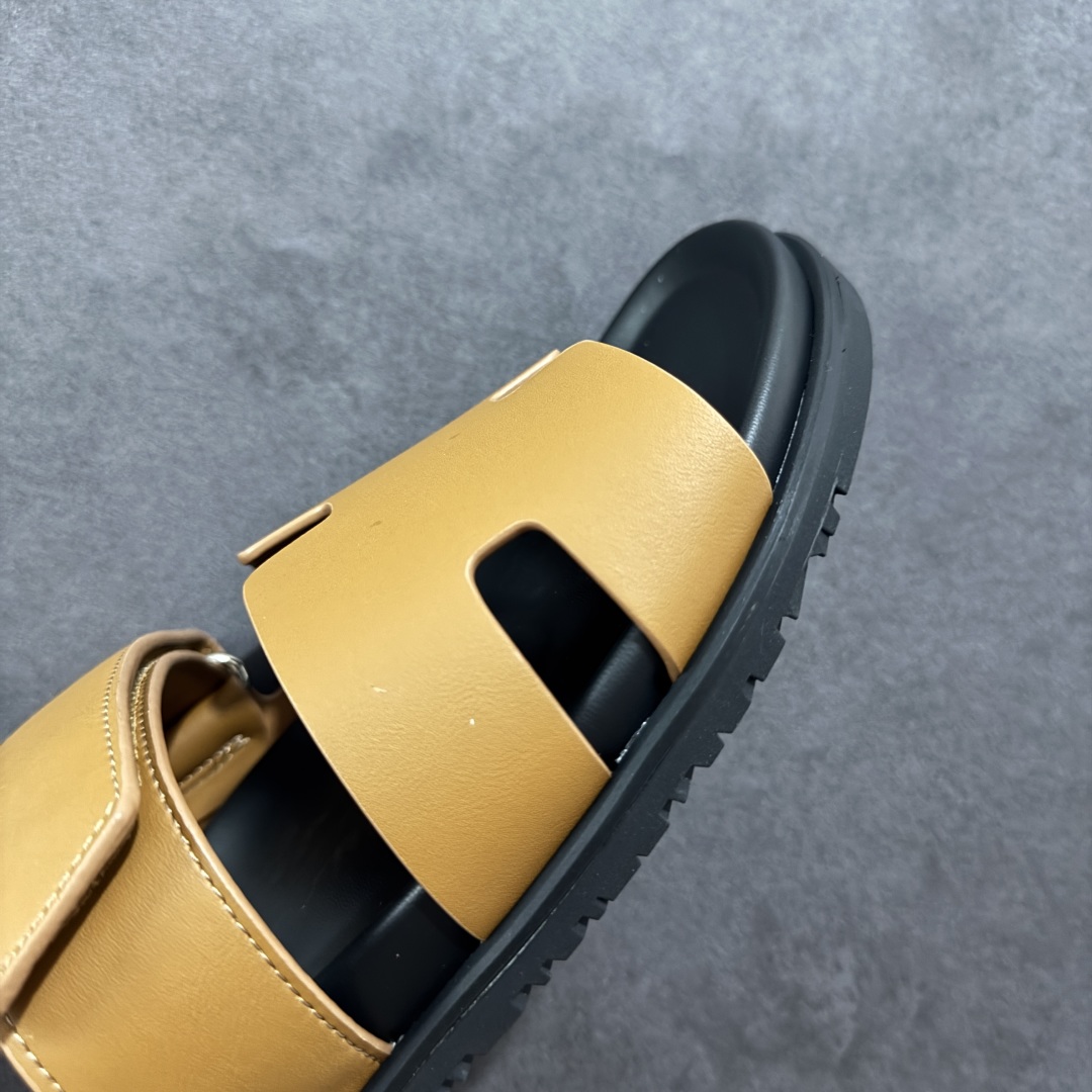 图片[5]-【X1版】爱马仕 东莞顶级版本 原版一比一开发 HERMES 爱马仕 20配色版本 HERMES 爱马仕 Chypre 平底一字拖鞋 经典系列2025 最新经典款拖鞋 经典皮面/呢绒/牛津面 今年绝比小爆款系列 高端零售可主推款。 原版一比一开发 专柜正品以发售 平台开始预售已上架，Zp 7000-10000+ 总计20个配色 首批3个配色已出货 大家放心选购 品质超赞👍 全鞋全真牛皮 私模独立开发原大底 市场独家 压花工艺 几乎接近一致 全套专柜一致包装。 男码先出 女码随后 尺码：35 36 37 38 39 40 41 42 43 44 45 46-选品中心