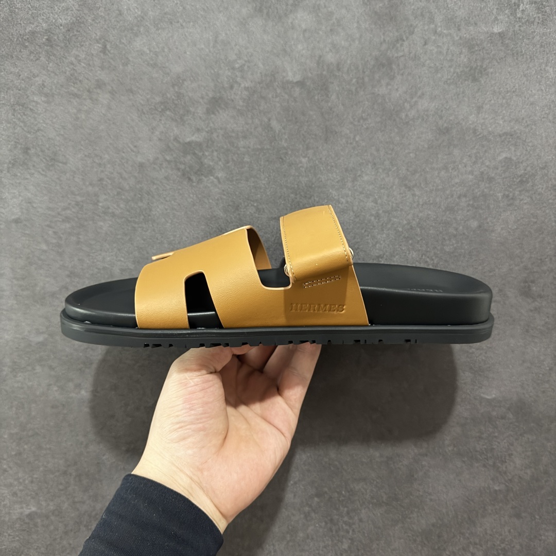图片[2]-【X1版】爱马仕 东莞顶级版本 原版一比一开发 HERMES 爱马仕 20配色版本 HERMES 爱马仕 Chypre 平底一字拖鞋 经典系列2025 最新经典款拖鞋 经典皮面/呢绒/牛津面 今年绝比小爆款系列 高端零售可主推款。 原版一比一开发 专柜正品以发售 平台开始预售已上架，Zp 7000-10000+ 总计20个配色 首批3个配色已出货 大家放心选购 品质超赞👍 全鞋全真牛皮 私模独立开发原大底 市场独家 压花工艺 几乎接近一致 全套专柜一致包装。 男码先出 女码随后 尺码：35 36 37 38 39 40 41 42 43 44 45 46-选品中心