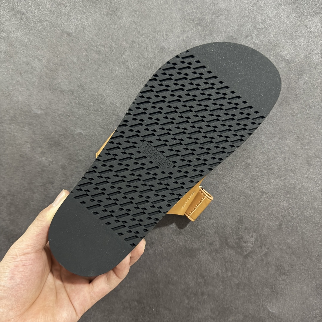 图片[9]-【X1版】爱马仕 东莞顶级版本 原版一比一开发 HERMES 爱马仕 20配色版本 HERMES 爱马仕 Chypre 平底一字拖鞋 经典系列2025 最新经典款拖鞋 经典皮面/呢绒/牛津面 今年绝比小爆款系列 高端零售可主推款。 原版一比一开发 专柜正品以发售 平台开始预售已上架，Zp 7000-10000+ 总计20个配色 首批3个配色已出货 大家放心选购 品质超赞👍 全鞋全真牛皮 私模独立开发原大底 市场独家 压花工艺 几乎接近一致 全套专柜一致包装。 男码先出 女码随后 尺码：35 36 37 38 39 40 41 42 43 44 45 46-选品中心