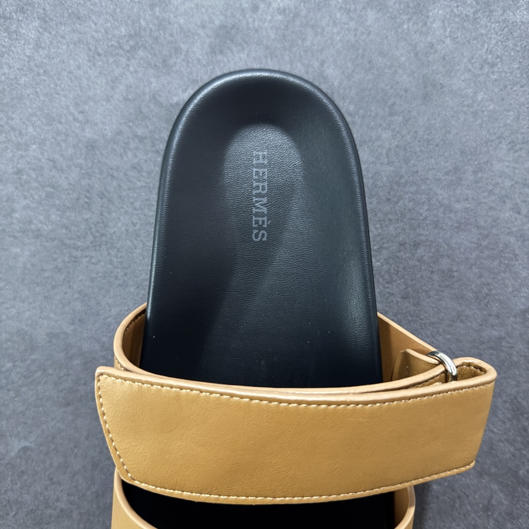 图片[7]-【X1版】爱马仕 东莞顶级版本 原版一比一开发 HERMES 爱马仕 20配色版本 HERMES 爱马仕 Chypre 平底一字拖鞋 经典系列2025 最新经典款拖鞋 经典皮面/呢绒/牛津面 今年绝比小爆款系列 高端零售可主推款。 原版一比一开发 专柜正品以发售 平台开始预售已上架，Zp 7000-10000+ 总计20个配色 首批3个配色已出货 大家放心选购 品质超赞👍 全鞋全真牛皮 私模独立开发原大底 市场独家 压花工艺 几乎接近一致 全套专柜一致包装。 男码先出 女码随后 尺码：35 36 37 38 39 40 41 42 43 44 45 46-选品中心