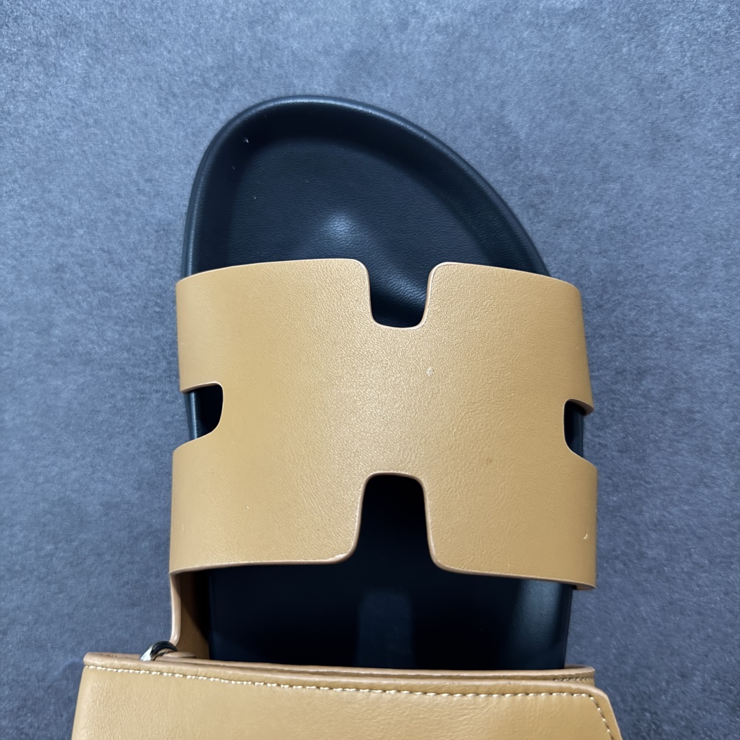 图片[8]-【X1版】爱马仕 东莞顶级版本 原版一比一开发 HERMES 爱马仕 20配色版本 HERMES 爱马仕 Chypre 平底一字拖鞋 经典系列2025 最新经典款拖鞋 经典皮面/呢绒/牛津面 今年绝比小爆款系列 高端零售可主推款。 原版一比一开发 专柜正品以发售 平台开始预售已上架，Zp 7000-10000+ 总计20个配色 首批3个配色已出货 大家放心选购 品质超赞👍 全鞋全真牛皮 私模独立开发原大底 市场独家 压花工艺 几乎接近一致 全套专柜一致包装。 男码先出 女码随后 尺码：35 36 37 38 39 40 41 42 43 44 45 46-选品中心