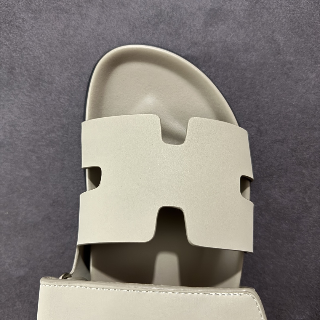 图片[8]-【X1版】爱马仕 东莞顶级版本 原版一比一开发 HERMES 爱马仕 20配色版本 HERMES 爱马仕 Chypre 平底一字拖鞋 经典系列2025 最新经典款拖鞋 经典皮面/呢绒/牛津面 今年绝比小爆款系列 高端零售可主推款。 原版一比一开发 专柜正品以发售 平台开始预售已上架，Zp 7000-10000+ 总计20个配色 首批3个配色已出货 大家放心选购 品质超赞👍 全鞋全真牛皮 私模独立开发原大底 市场独家 压花工艺 几乎接近一致 全套专柜一致包装。 男码先出 女码随后 尺码：35 36 37 38 39 40 41 42 43 44 45 46-选品中心