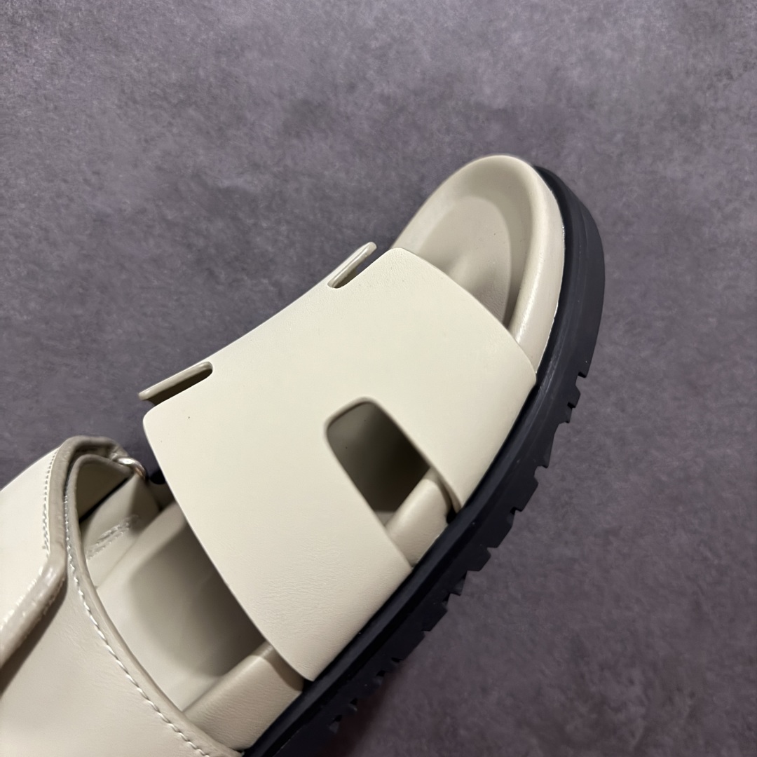 图片[5]-【X1版】爱马仕 东莞顶级版本 原版一比一开发 HERMES 爱马仕 20配色版本 HERMES 爱马仕 Chypre 平底一字拖鞋 经典系列2025 最新经典款拖鞋 经典皮面/呢绒/牛津面 今年绝比小爆款系列 高端零售可主推款。 原版一比一开发 专柜正品以发售 平台开始预售已上架，Zp 7000-10000+ 总计20个配色 首批3个配色已出货 大家放心选购 品质超赞👍 全鞋全真牛皮 私模独立开发原大底 市场独家 压花工艺 几乎接近一致 全套专柜一致包装。 男码先出 女码随后 尺码：35 36 37 38 39 40 41 42 43 44 45 46-选品中心