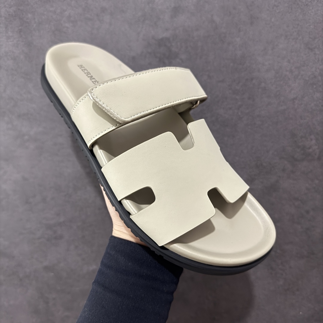 图片[3]-【X1版】爱马仕 东莞顶级版本 原版一比一开发 HERMES 爱马仕 20配色版本 HERMES 爱马仕 Chypre 平底一字拖鞋 经典系列2025 最新经典款拖鞋 经典皮面/呢绒/牛津面 今年绝比小爆款系列 高端零售可主推款。 原版一比一开发 专柜正品以发售 平台开始预售已上架，Zp 7000-10000+ 总计20个配色 首批3个配色已出货 大家放心选购 品质超赞👍 全鞋全真牛皮 私模独立开发原大底 市场独家 压花工艺 几乎接近一致 全套专柜一致包装。 男码先出 女码随后 尺码：35 36 37 38 39 40 41 42 43 44 45 46-选品中心