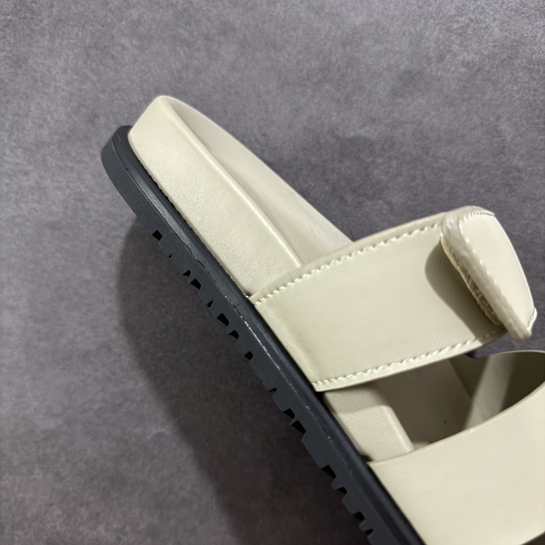 图片[6]-【X1版】爱马仕 东莞顶级版本 原版一比一开发 HERMES 爱马仕 20配色版本 HERMES 爱马仕 Chypre 平底一字拖鞋 经典系列2025 最新经典款拖鞋 经典皮面/呢绒/牛津面 今年绝比小爆款系列 高端零售可主推款。 原版一比一开发 专柜正品以发售 平台开始预售已上架，Zp 7000-10000+ 总计20个配色 首批3个配色已出货 大家放心选购 品质超赞👍 全鞋全真牛皮 私模独立开发原大底 市场独家 压花工艺 几乎接近一致 全套专柜一致包装。 男码先出 女码随后 尺码：35 36 37 38 39 40 41 42 43 44 45 46-选品中心