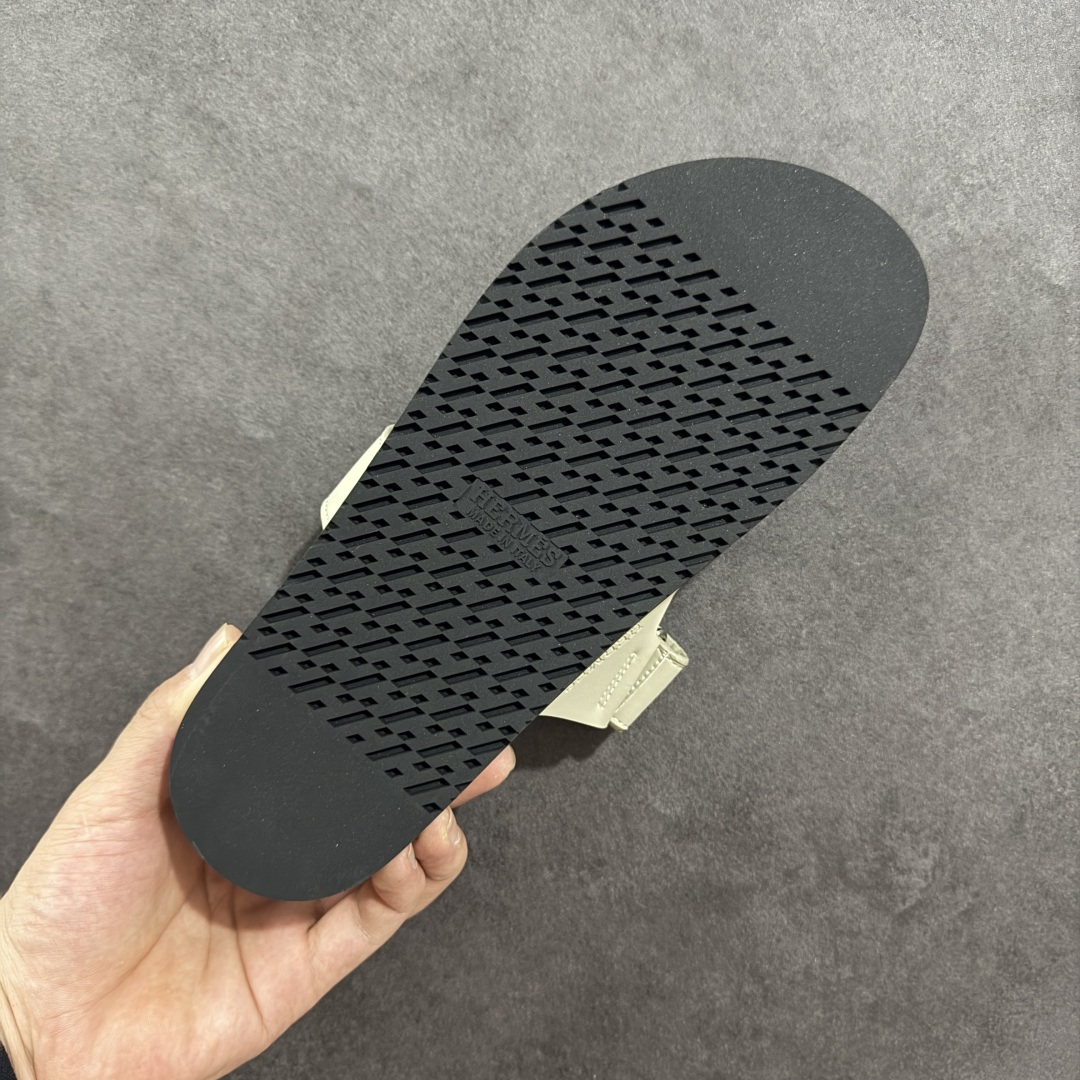 图片[9]-【X1版】爱马仕 东莞顶级版本 原版一比一开发 HERMES 爱马仕 20配色版本 HERMES 爱马仕 Chypre 平底一字拖鞋 经典系列2025 最新经典款拖鞋 经典皮面/呢绒/牛津面 今年绝比小爆款系列 高端零售可主推款。 原版一比一开发 专柜正品以发售 平台开始预售已上架，Zp 7000-10000+ 总计20个配色 首批3个配色已出货 大家放心选购 品质超赞👍 全鞋全真牛皮 私模独立开发原大底 市场独家 压花工艺 几乎接近一致 全套专柜一致包装。 男码先出 女码随后 尺码：35 36 37 38 39 40 41 42 43 44 45 46-选品中心