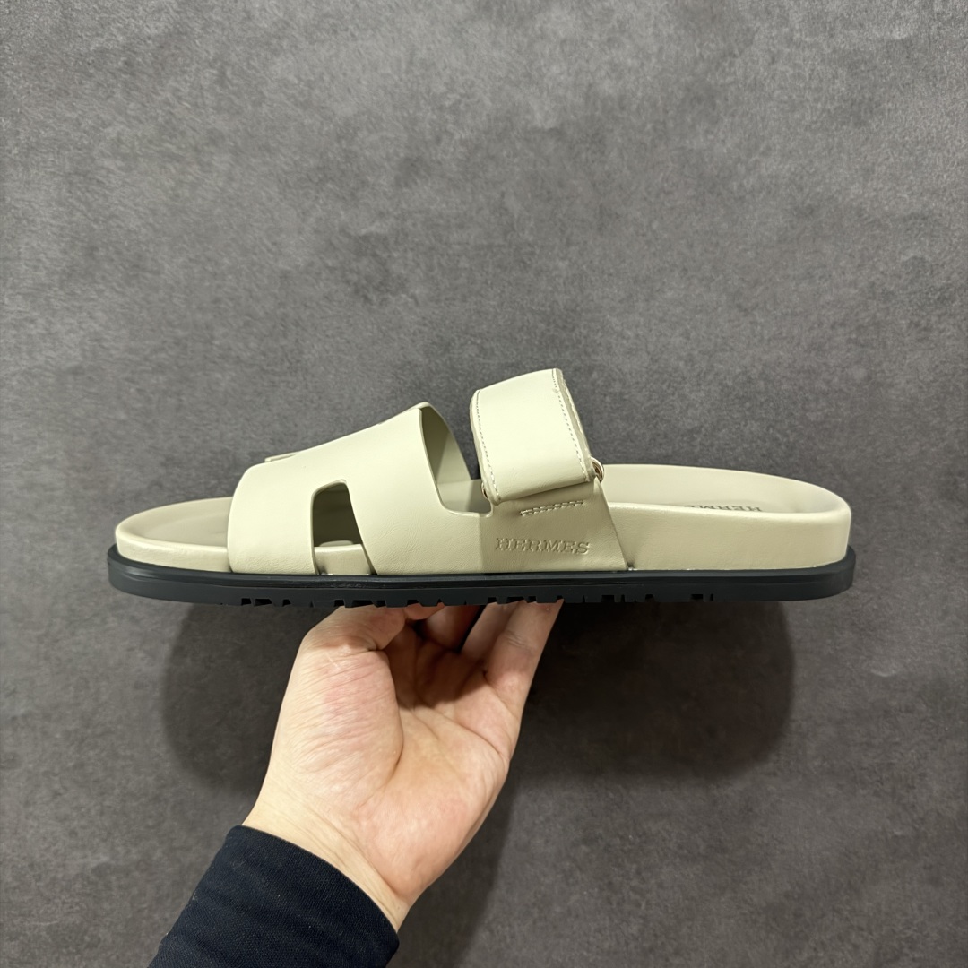 图片[2]-【X1版】爱马仕 东莞顶级版本 原版一比一开发 HERMES 爱马仕 20配色版本 HERMES 爱马仕 Chypre 平底一字拖鞋 经典系列2025 最新经典款拖鞋 经典皮面/呢绒/牛津面 今年绝比小爆款系列 高端零售可主推款。 原版一比一开发 专柜正品以发售 平台开始预售已上架，Zp 7000-10000+ 总计20个配色 首批3个配色已出货 大家放心选购 品质超赞👍 全鞋全真牛皮 私模独立开发原大底 市场独家 压花工艺 几乎接近一致 全套专柜一致包装。 男码先出 女码随后 尺码：35 36 37 38 39 40 41 42 43 44 45 46-选品中心