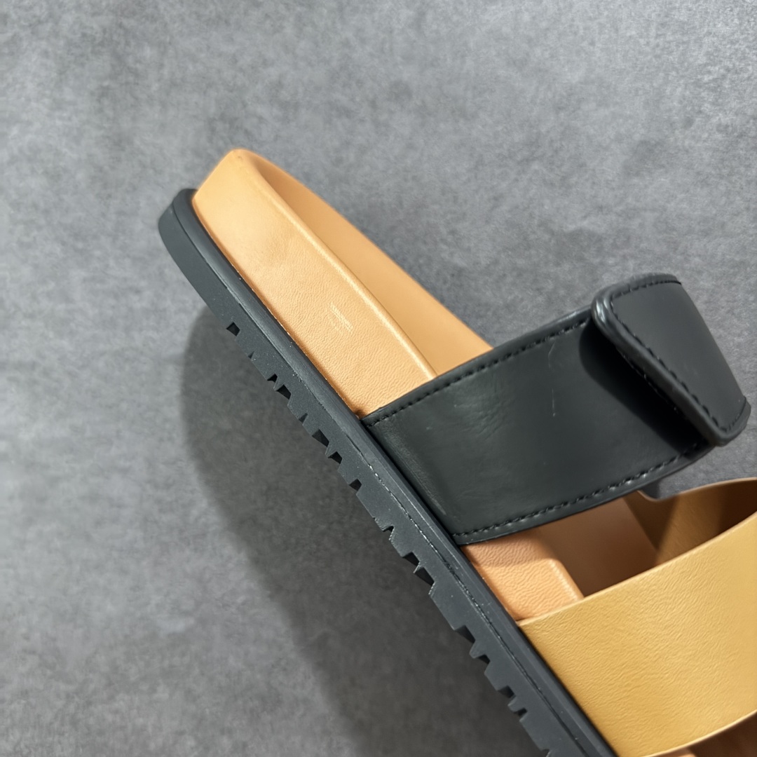 图片[6]-【X1版】爱马仕 东莞顶级版本 原版一比一开发 HERMES 爱马仕 20配色版本 HERMES 爱马仕 Chypre 平底一字拖鞋 经典系列2025 最新经典款拖鞋 经典皮面/呢绒/牛津面 今年绝比小爆款系列 高端零售可主推款。 原版一比一开发 专柜正品以发售 平台开始预售已上架，Zp 7000-10000+ 总计20个配色 首批3个配色已出货 大家放心选购 品质超赞👍 全鞋全真牛皮 私模独立开发原大底 市场独家 压花工艺 几乎接近一致 全套专柜一致包装。 男码先出 女码随后 尺码：35 36 37 38 39 40 41 42 43 44 45 46-选品中心