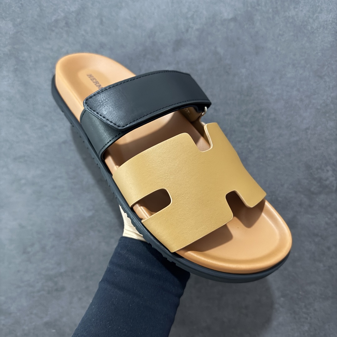 图片[3]-【X1版】爱马仕 东莞顶级版本 原版一比一开发 HERMES 爱马仕 20配色版本 HERMES 爱马仕 Chypre 平底一字拖鞋 经典系列2025 最新经典款拖鞋 经典皮面/呢绒/牛津面 今年绝比小爆款系列 高端零售可主推款。 原版一比一开发 专柜正品以发售 平台开始预售已上架，Zp 7000-10000+ 总计20个配色 首批3个配色已出货 大家放心选购 品质超赞👍 全鞋全真牛皮 私模独立开发原大底 市场独家 压花工艺 几乎接近一致 全套专柜一致包装。 男码先出 女码随后 尺码：35 36 37 38 39 40 41 42 43 44 45 46-选品中心